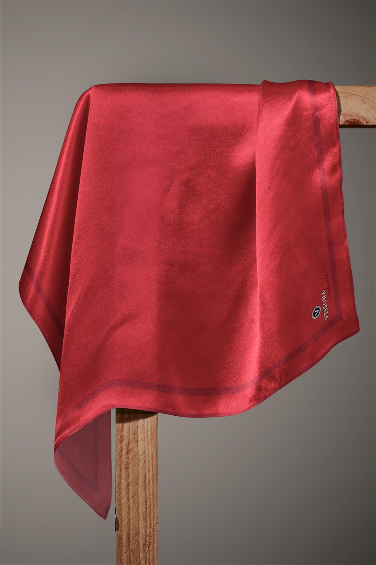 100% Twill İpek Düz Renk Bordür Desenli Bordo Renkli Daha Tok Exclusive Serisi 90x90 Dikim Şekli : El Dikişi Eşarp