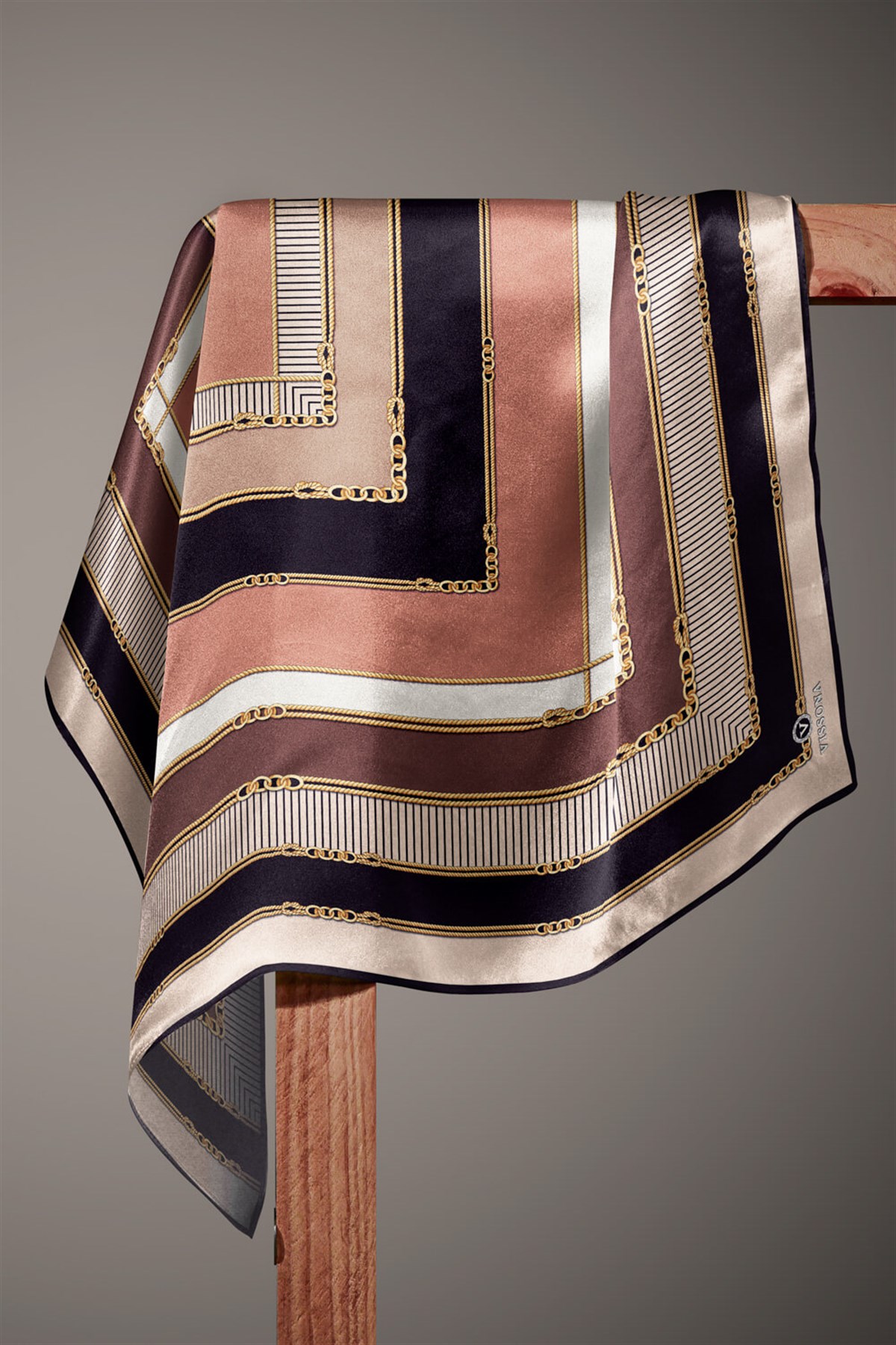 %100 Twill İpek Zincir Detaylı Geometrik Desenli Bej - Vizon Renkli 90x90 Eşarp Dikim Şekli : El Dikişi