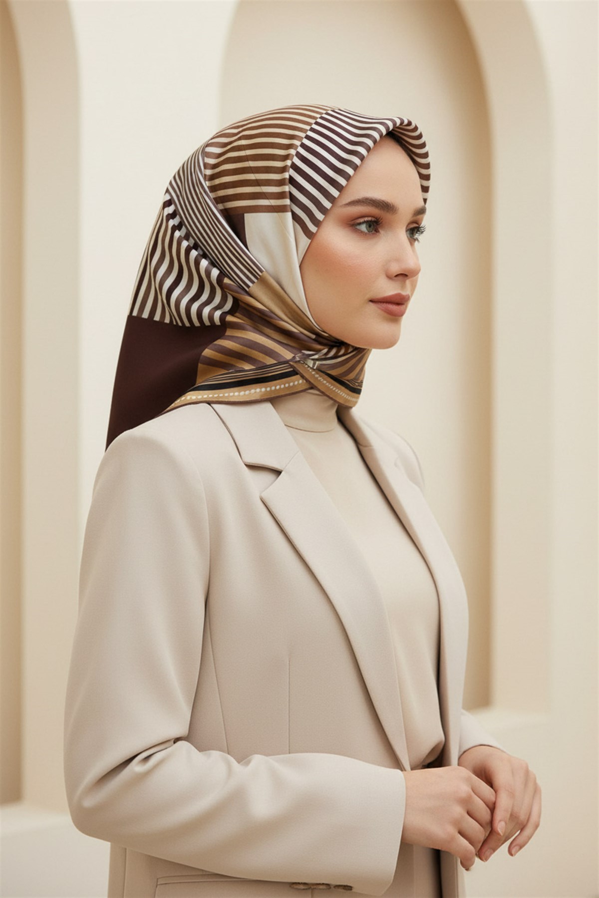 %100 Twill İpek Geometrik Desenli Gold - Kahverengi Renkli 90x90 Eşarp Dikim Şekli : El Dikişi