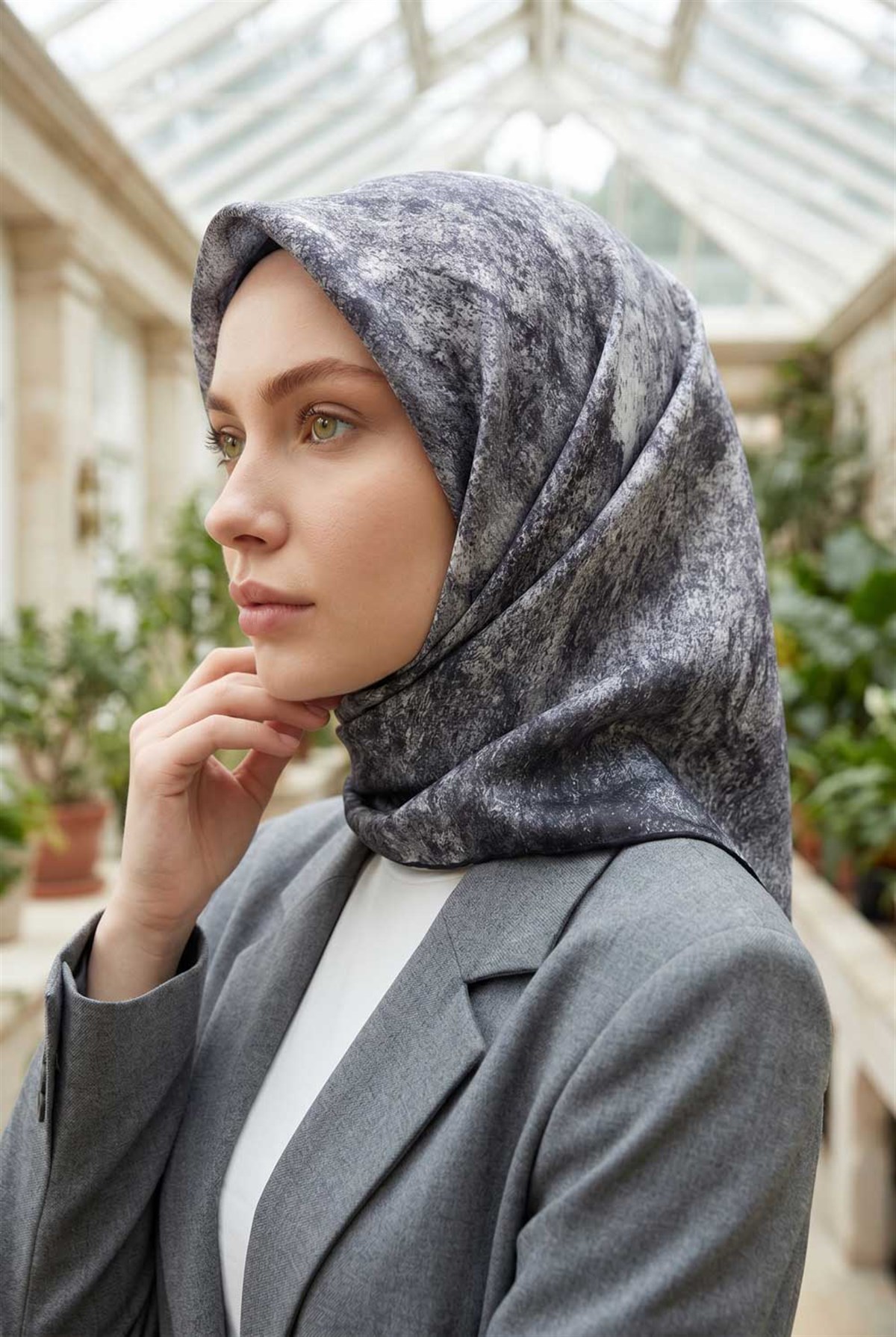% 57 İPEK % 43 VİSKON Twill İpek Doku Desenli Gümüş Renkli 90x90 Eşarp Dikim Şekli : El Dikişi