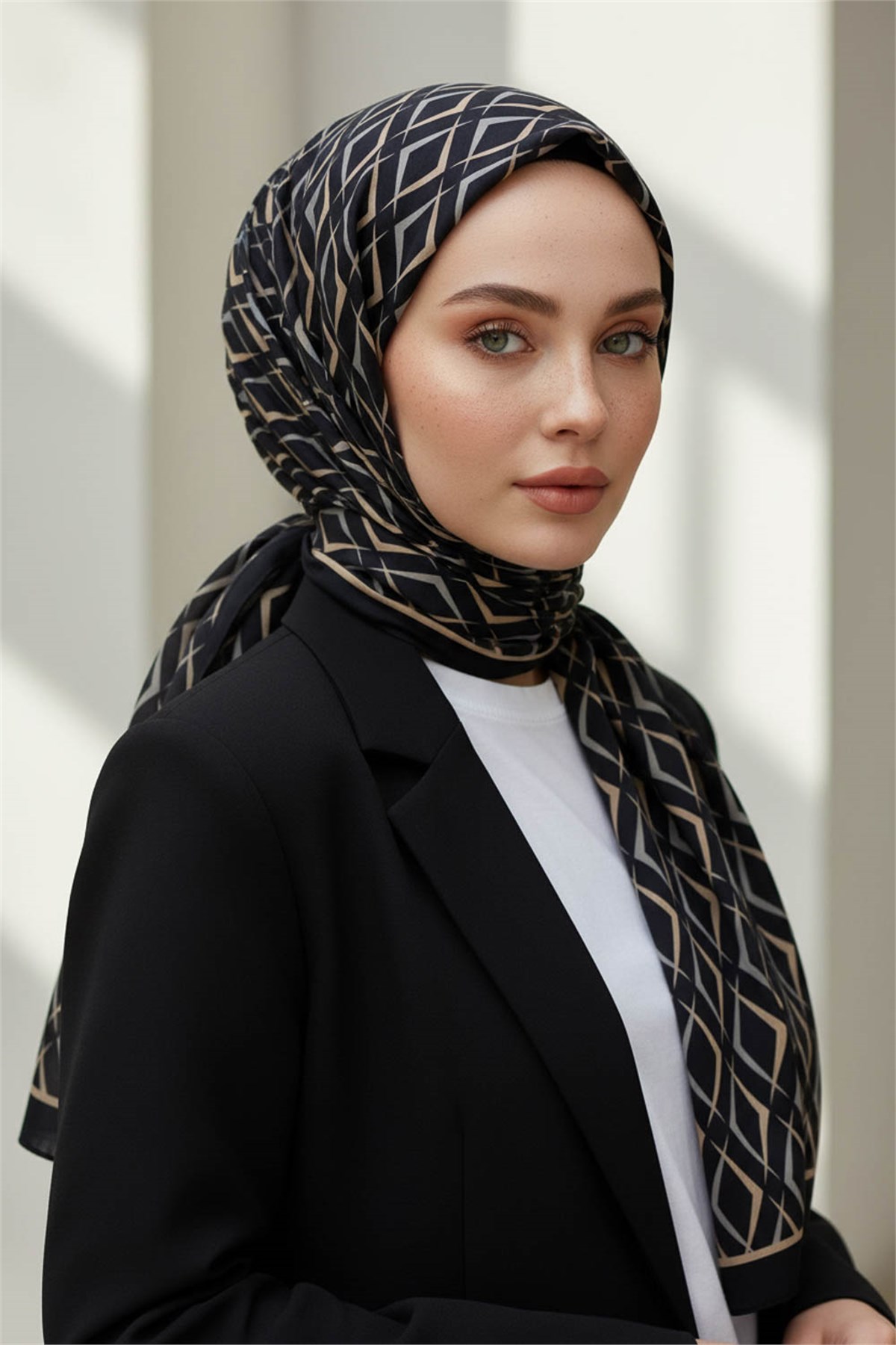 KREP GEOMETRİK DESENLİ SİYAH - BEJ RENKLİ 75X195 KIRIŞMAZ ŞAL