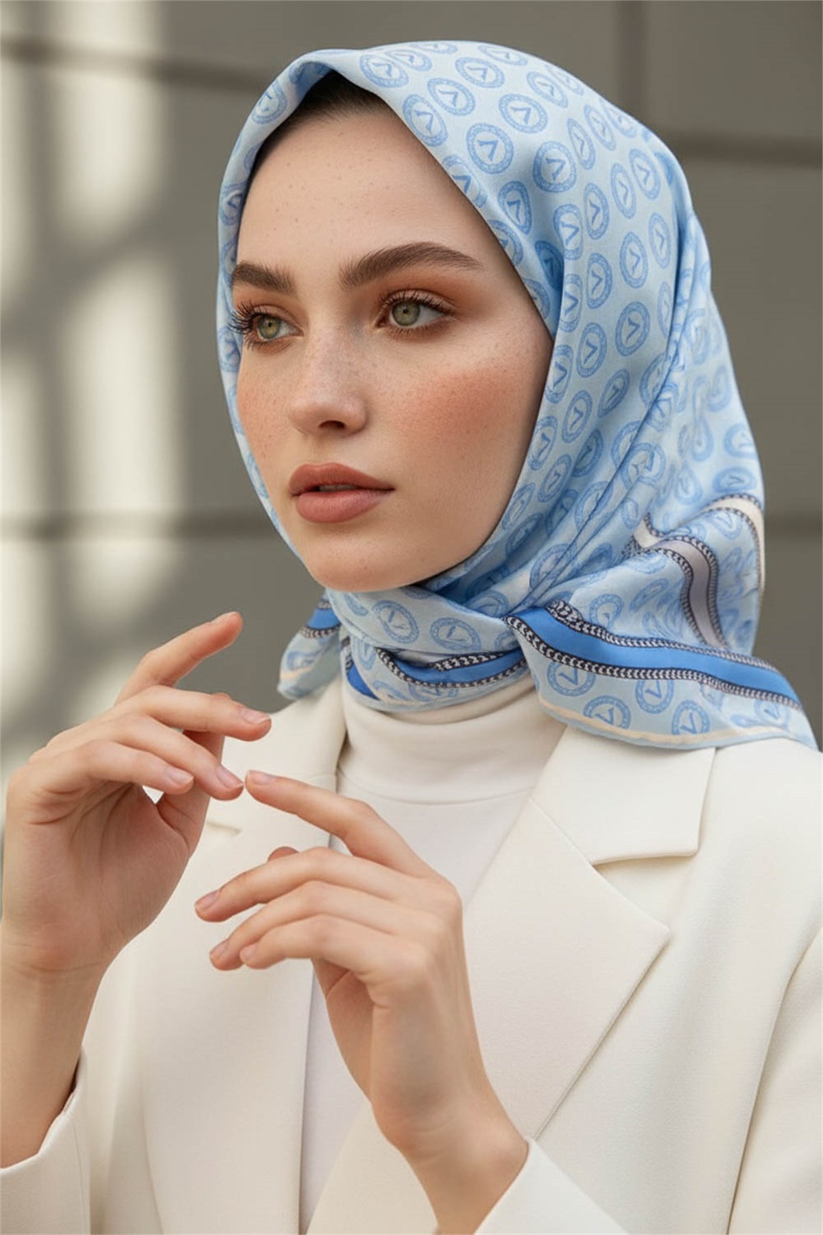 %100 Twill İpek Monogram Desenli Bebe Mavisi - İndigo Renkli 90x90 Eşarp Dikim Şekli : El Dikişi