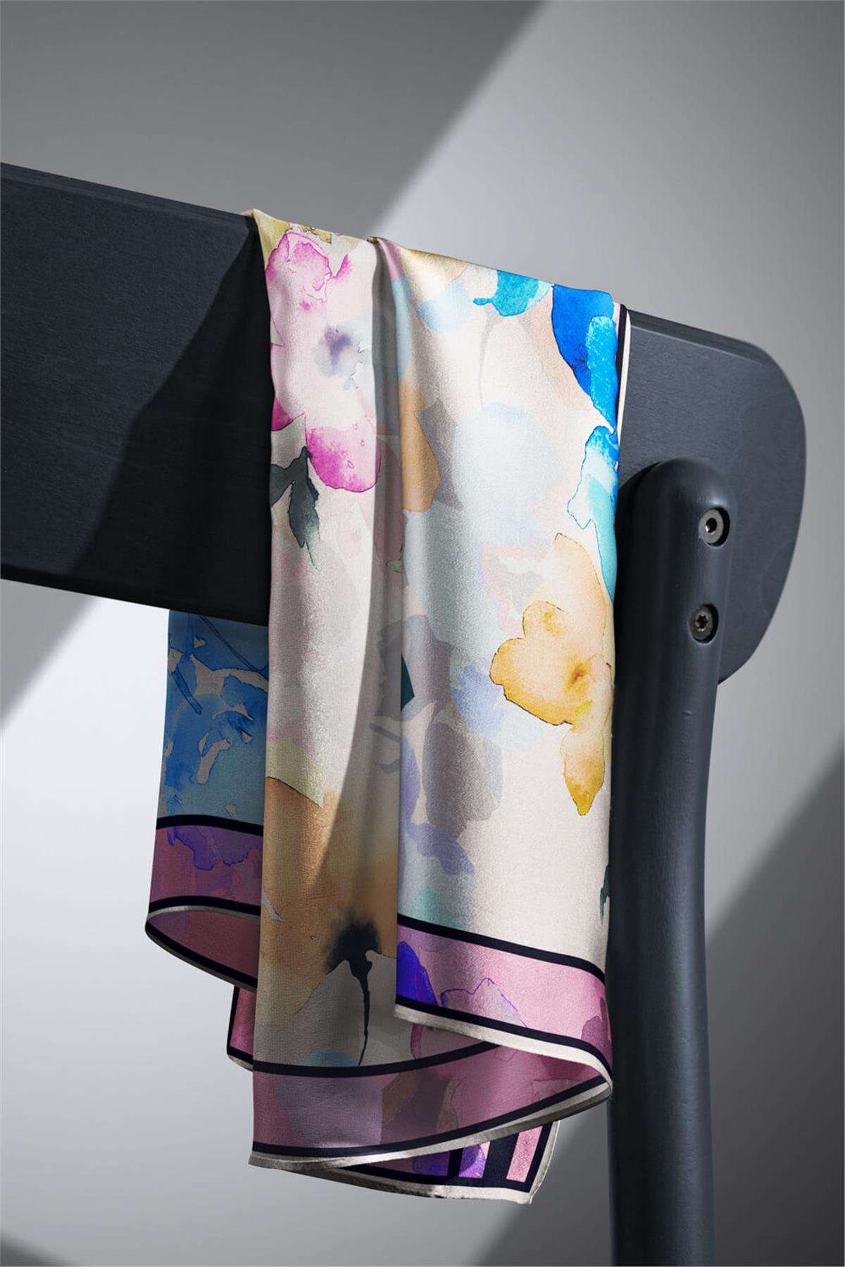 %100 Twill İpek Sulu Boyalı Çiçek Desenli Pembe - Bebe Mavisi Renkli 90x90 Eşarp Dikim Şekli : El Dikişi