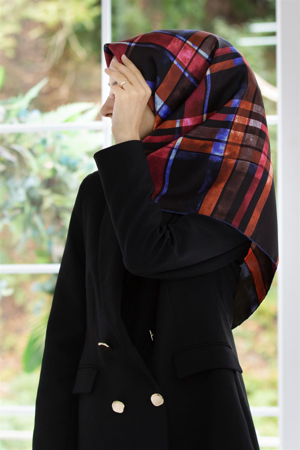 %100 Twill İpek Ekose Desenli Siyah - Kırmızı Renkli 90x90 Eşarp Kenar Dikiş Şekli El Dikişli