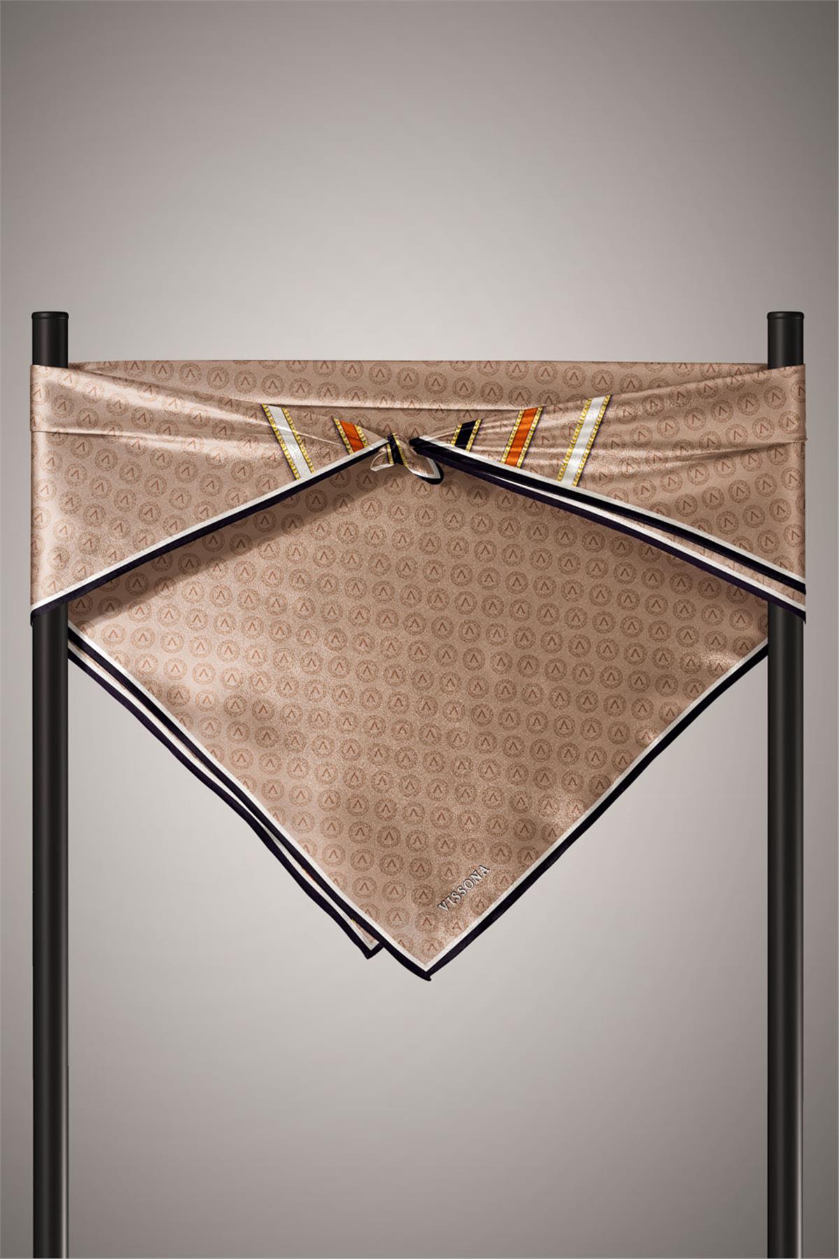 %100 Twill İpek Monogram Desenli Bej - Turuncu Renkli 90x90 Eşarp Dikim Şekli : El Dikişi