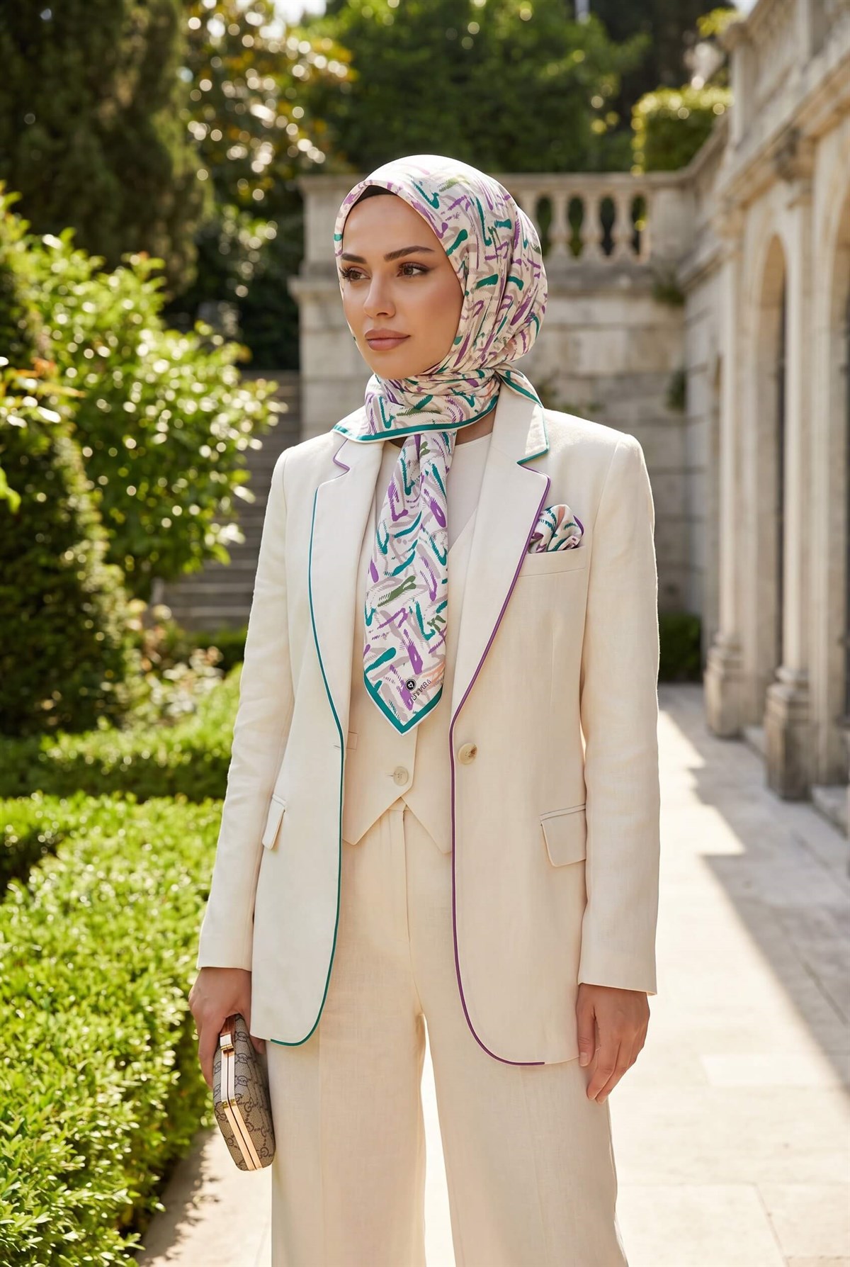 %100 Twill İpek Geometrik Desenli Petrol Yeşili - Mürdüm Renkli 90x90 Eşarp Dikim Şekli : El Dikişi
