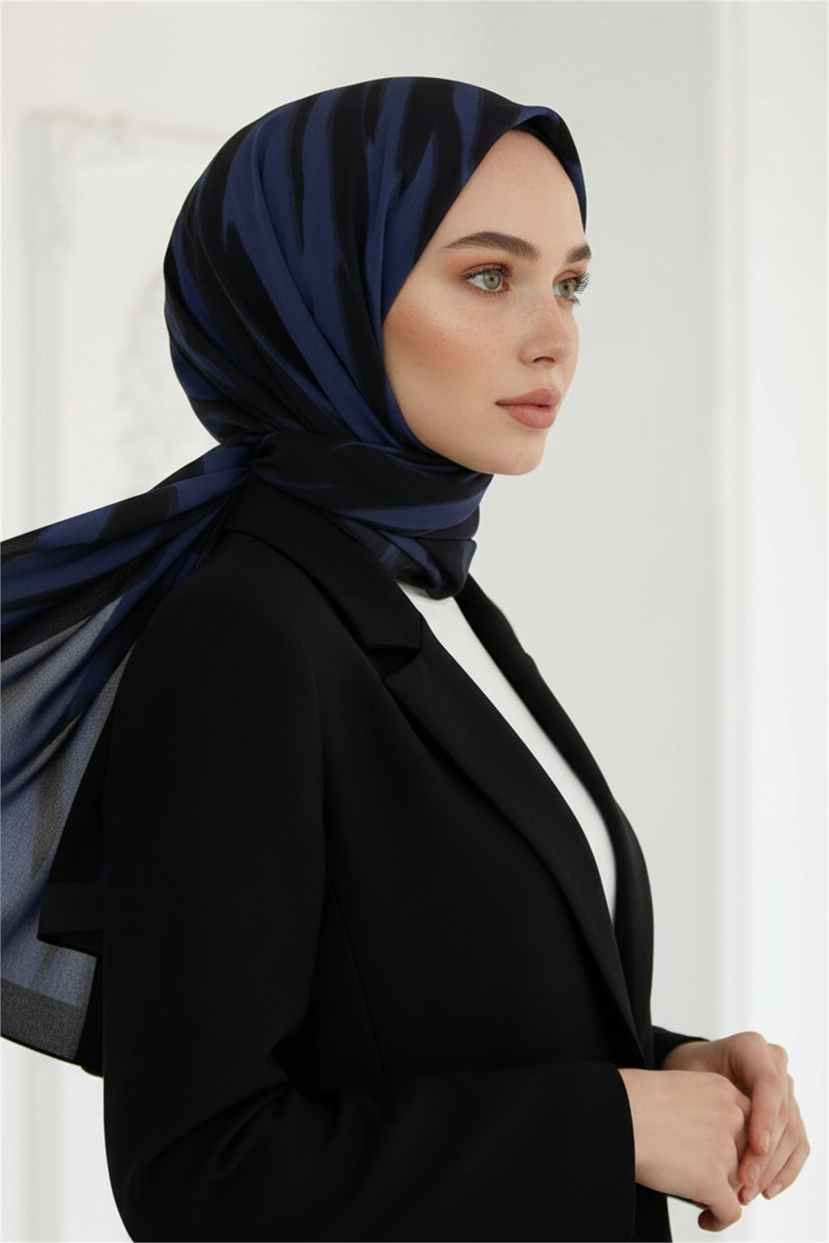 KREP GEOMETRİK DESENLİ İNDİGO RENKLİ 75X195 KIRIŞMAZ ŞAL