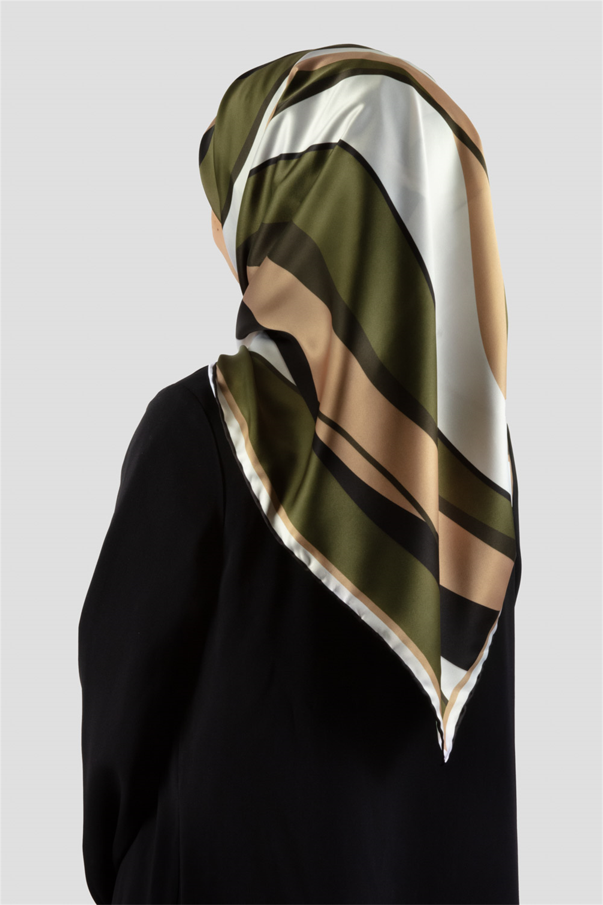 Rayon Modern Dalgalı Çizgi Desenli Haki Renkli 90x90 Dikim Şekli : El Dikişi Eşarp (İpek İçermez)