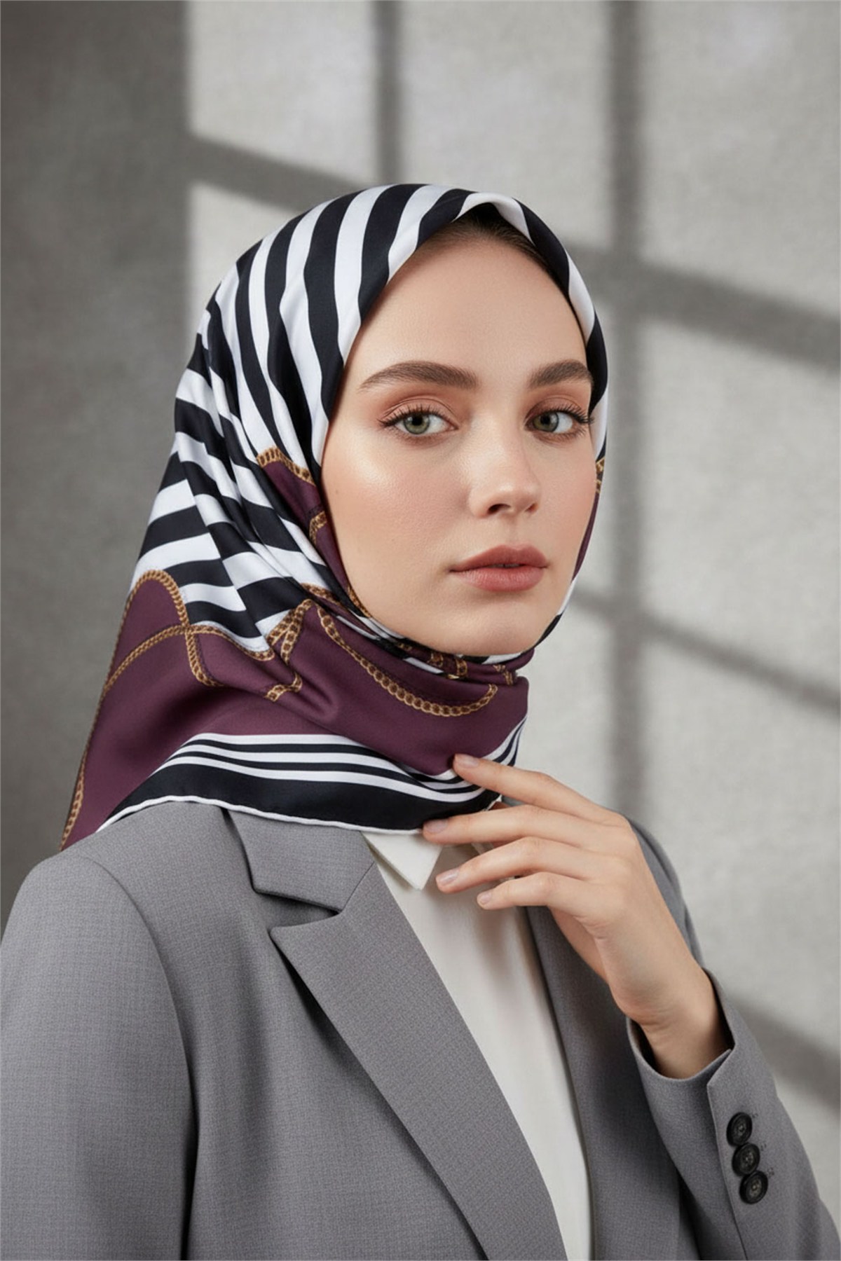 Kristal Geometrik Desenli Siyah - Gül Kurusu Renkli 90x90 Eşarp (İpek İçermez) Kenar Dikiş Şekli El Dikişli