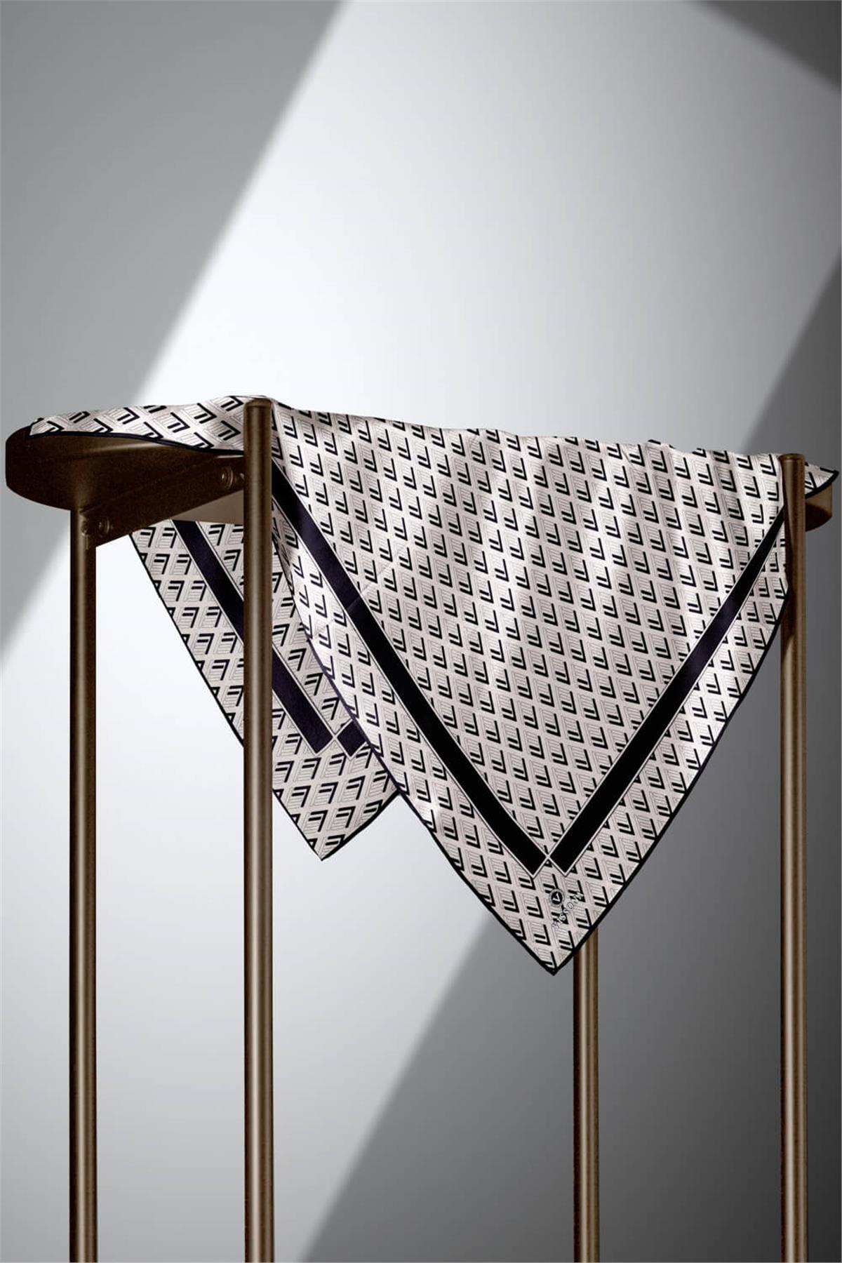 %100 Twill İpek Geometrik Desenli Krem - Siyah Renkli 90x90 Eşarp Dikim Şekli : El Dikişi