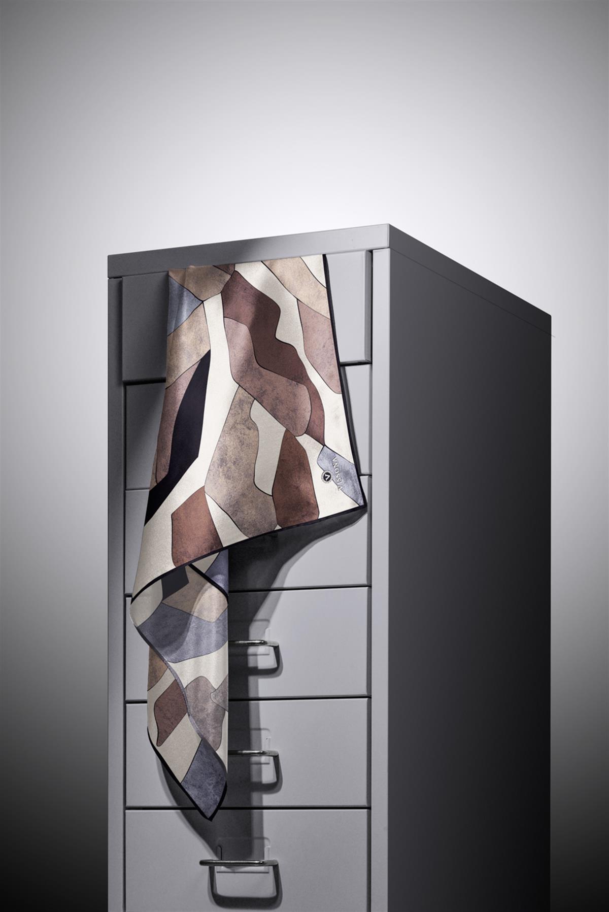 %100 Twill İpek Geometrik Desenli Gri - Bej Renkli 90x90 Eşarp Dikim Şekli : El Dikişi