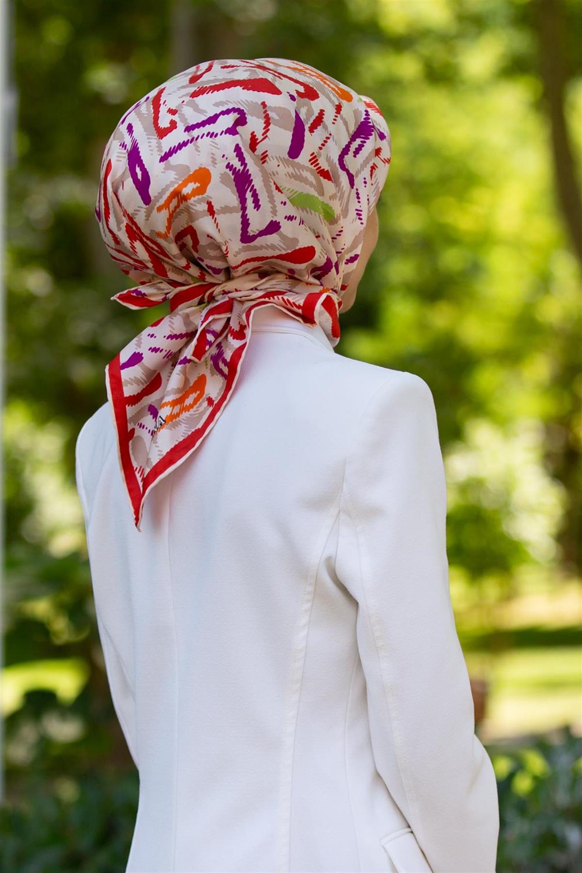 %100 Twill İpek Geometrik Desenli Kırmızı- Mürdüm Renkli 90x90 Eşarp Dikim Şekli : El Dikişi