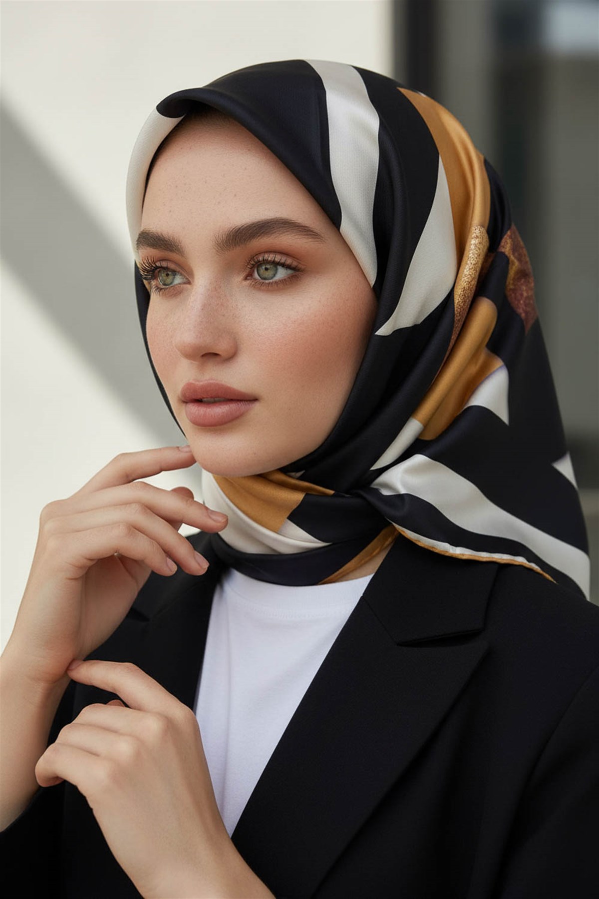 %100 Twill İpek Karo Desenli Gold - Siyah Renkli 90x90 Eşarp Dikim Şekli : El Dikişi