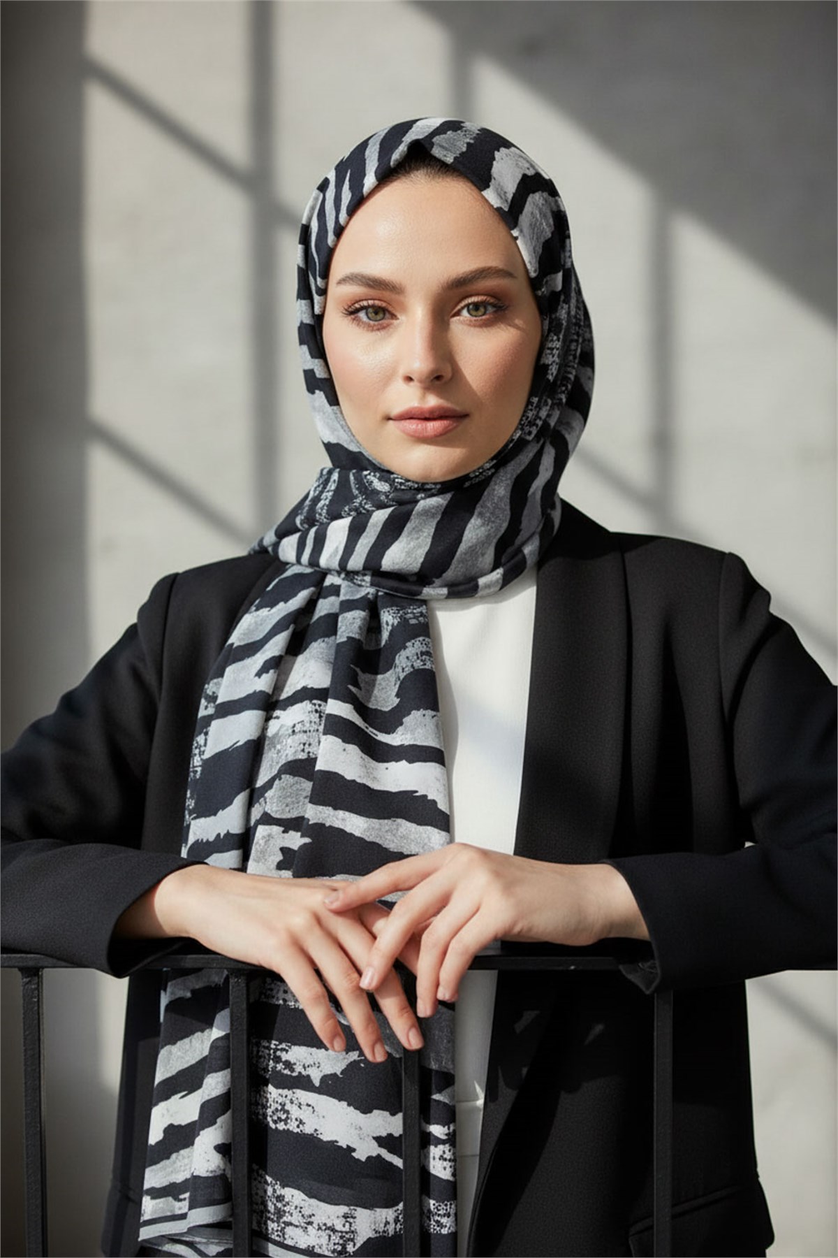 KREP ZEBRA DESENLİ GRİ - SİYAH RENKLİ 75X195 KIRIŞMAZ ŞAL