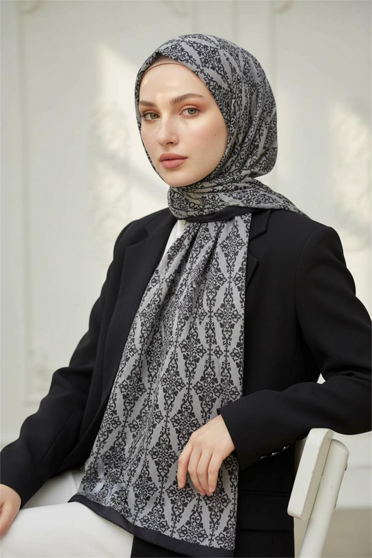 KREP BAROK DESENLİ SİYAH RENKLİ KIRIŞMAZ ŞAL