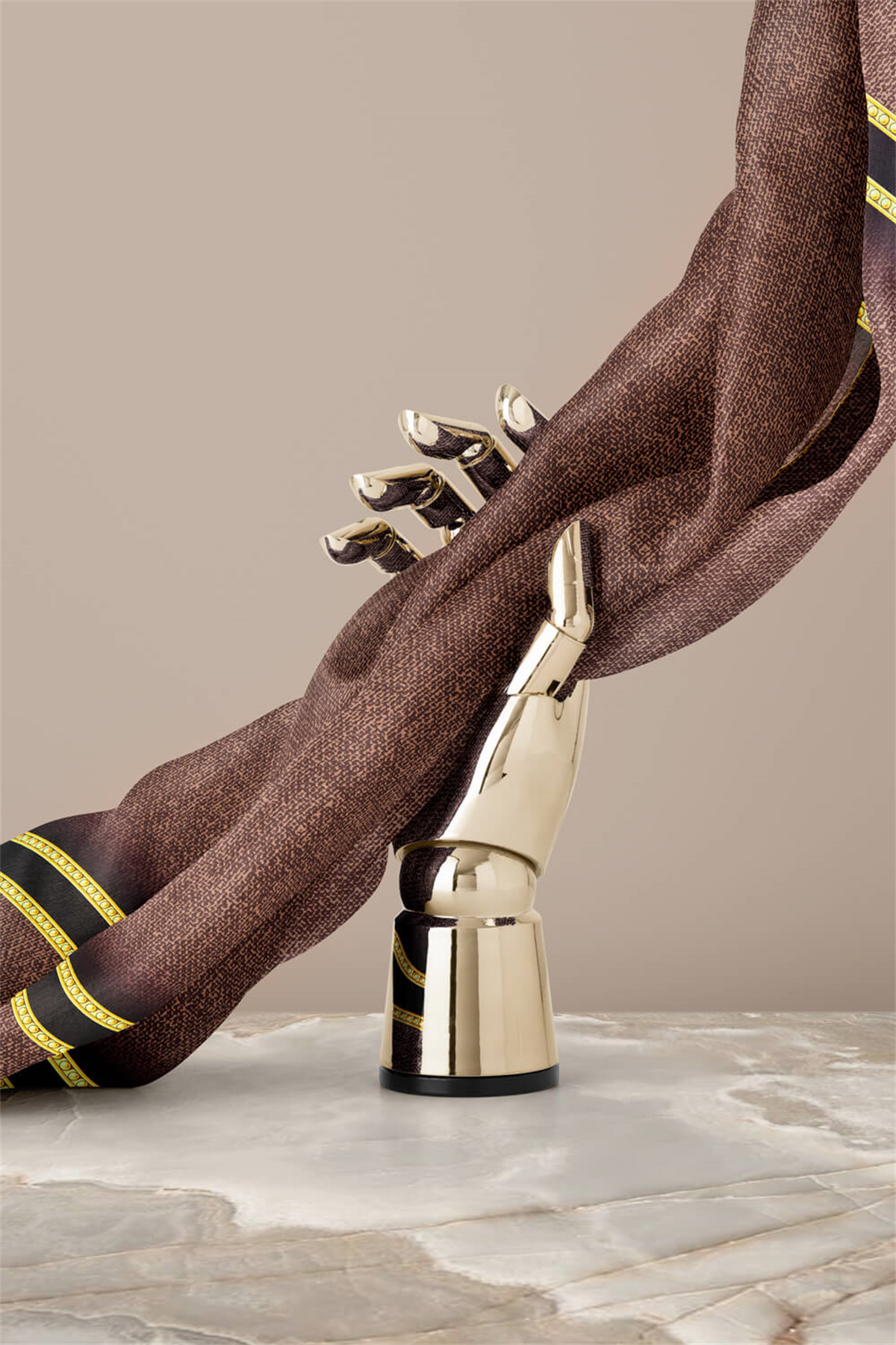 % 57 İPEK % 43 VİSKON Twill İpek Dokulu Şerit Desenli Kahverengi - Siyah Renkli 90x90 Eşarp Dikim Şekli : El Dikişi