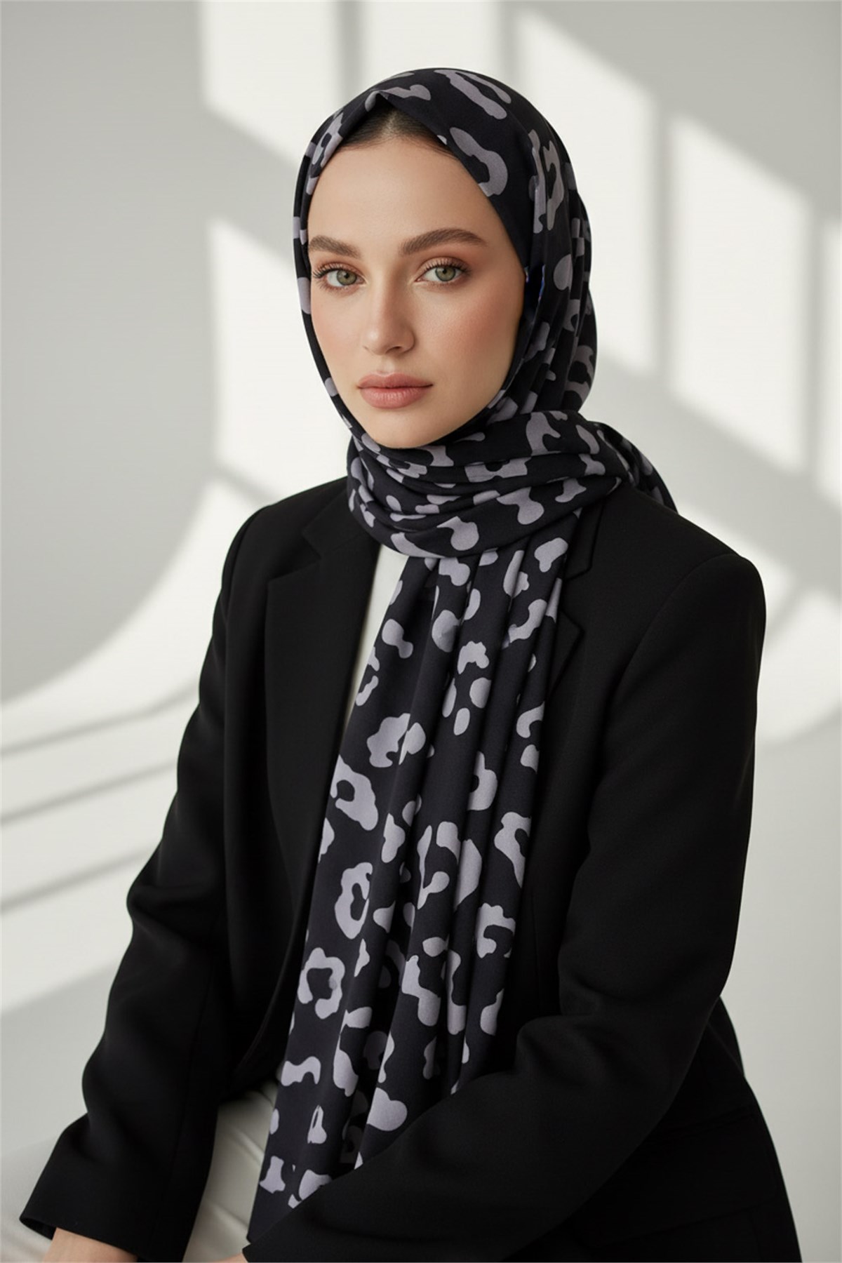 KREP LEOPAR DESENLİ GRİ RENKLİ 75X195 KIRIŞMAZ ŞAL
