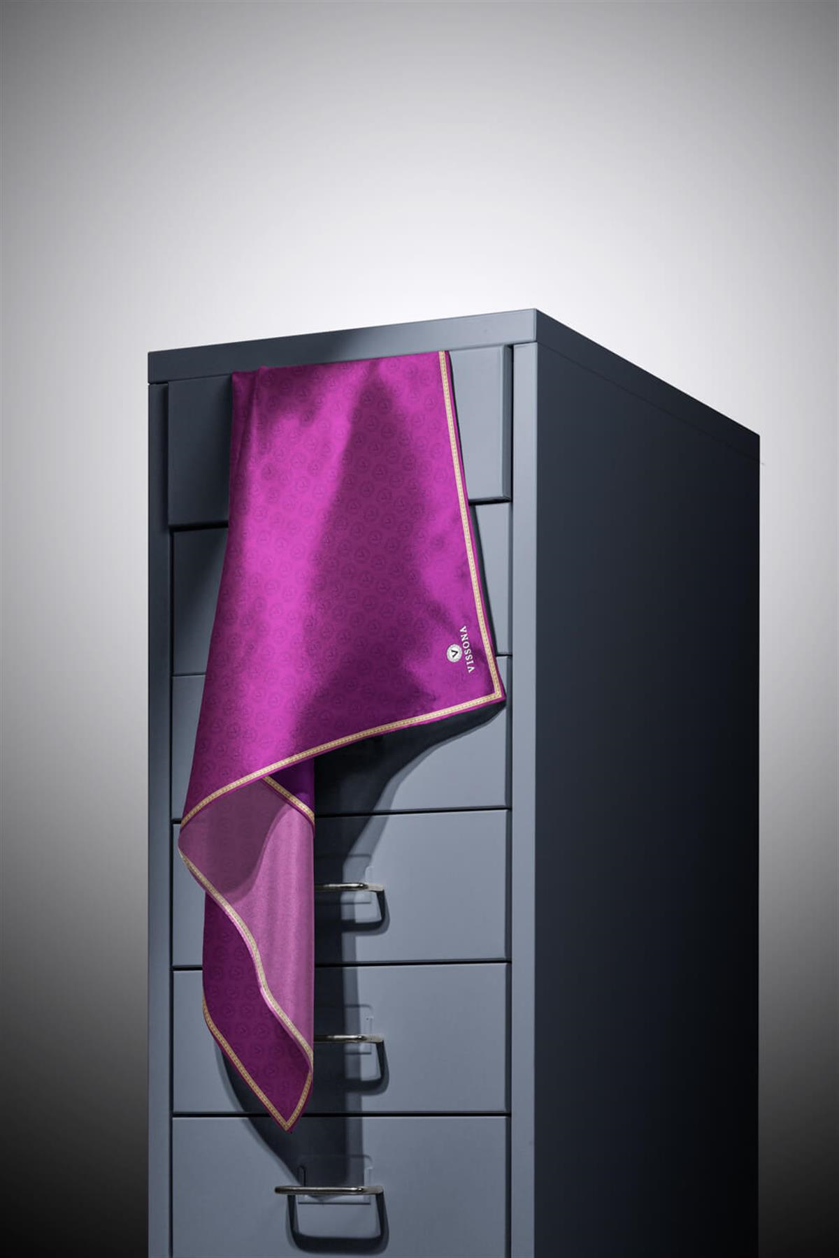 % 57 İPEK % 43 VİSKON Twill İpek Monogram Desenli Mürdüm Renkli 90x90 Eşarp Dikim Şekli : El Dikişi