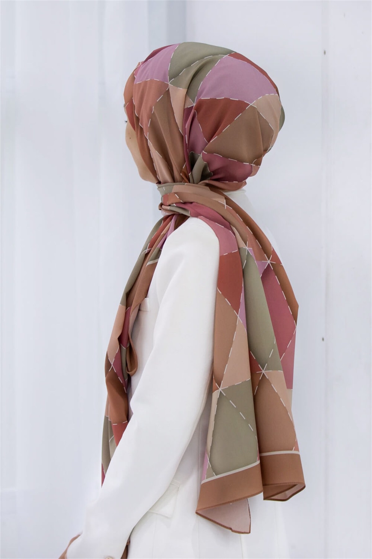 KREP ÜÇGEN YAMA DESENLİ PUDRA RENKLİ 75X195 KIRIŞMAZ ŞAL