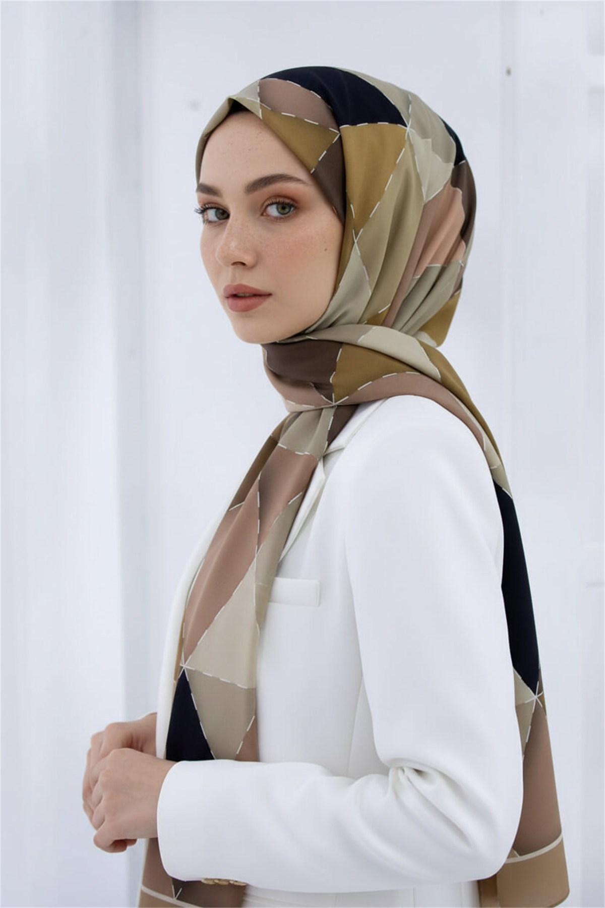 KREP ÜÇGEN YAMA DESENLİ BEJ RENKLİ 75X195 KIRIŞMAZ ŞAL