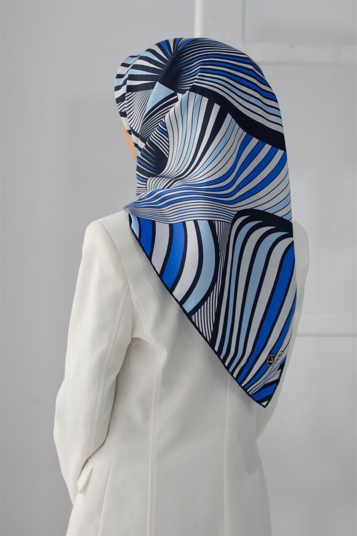 %100 Twill İpek Okyanus Dalgası Desenli Lacivert - İndigo Renkli 90x90 Eşarp Kenar Dikiş Şekli El Dikişli