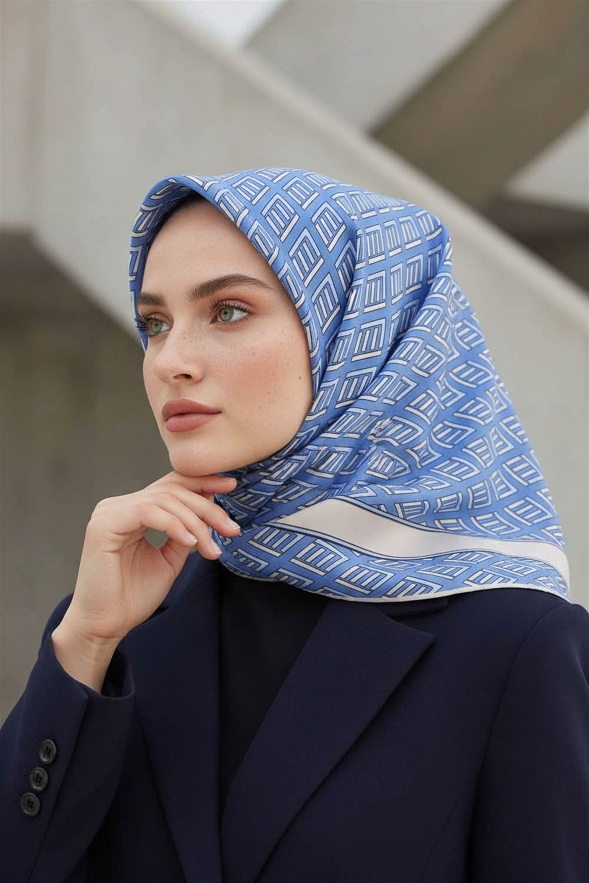 % 57 İPEK % 43 VİSKON Twill İpek Geometrik Desenli İndigo - Krem Renkli 90x90 Eşarp Dikim Şekli : El Dikişi