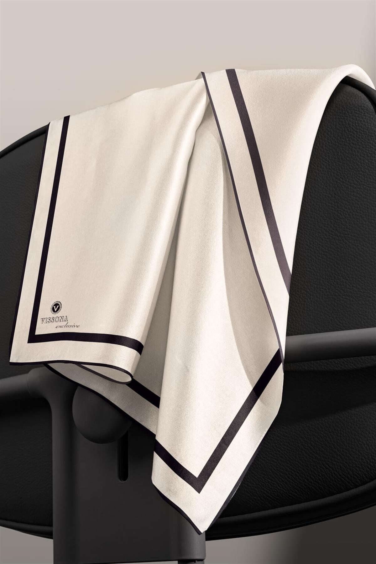 100% Twill İpek Düz Renk Bordür Desenli Krem - Siyah Renkli Daha Tok Exclusive Serisi 90x90 Dikim Şekli : El Dikişi Eşarp