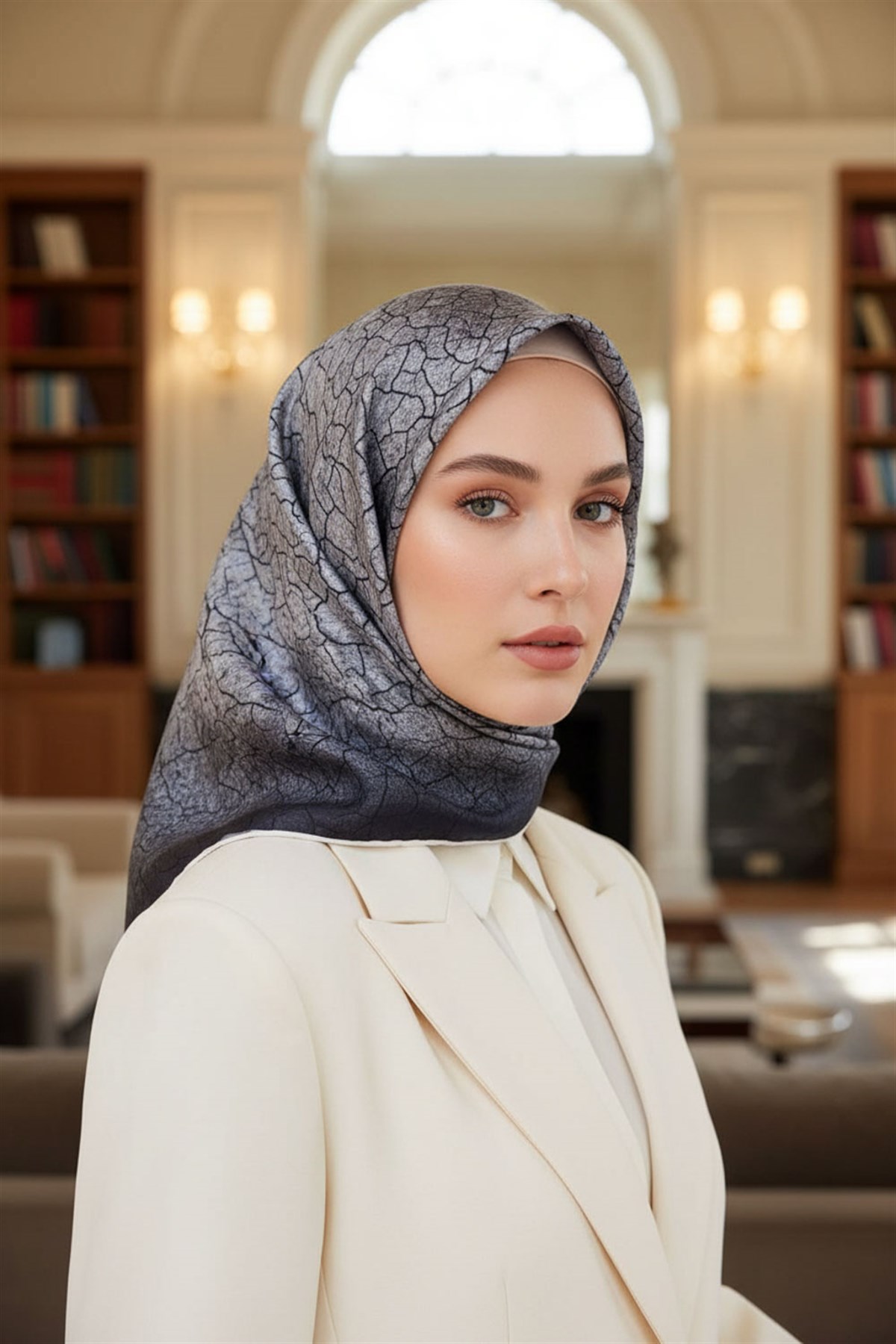 % 57 İPEK % 43 VİSKON Twill İpek Bulut  Desenli Füme Renkli 90x90 Eşarp Dikim Şekli : El Dikişi