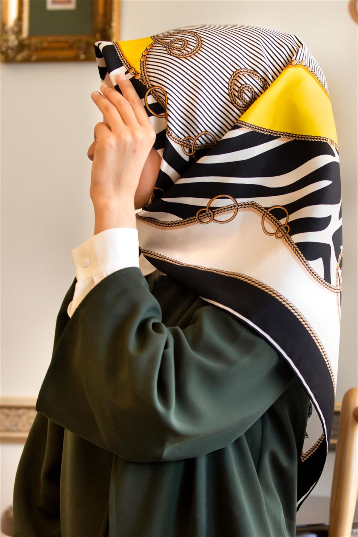 %100 Twill İpek Zincirli Ve Zebra Desenli Siyah - Limon Sarısı Renkli 90x90 Eşarp Dikim Şekli : El Dikişi