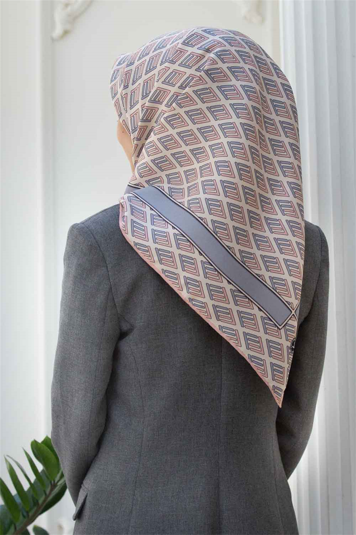 % 57 İPEK % 43 VİSKON Twill İpek Geometrik Desenli Pudra - Gri Renkli 90x90 Eşarp Dikim Şekli : El Dikişi