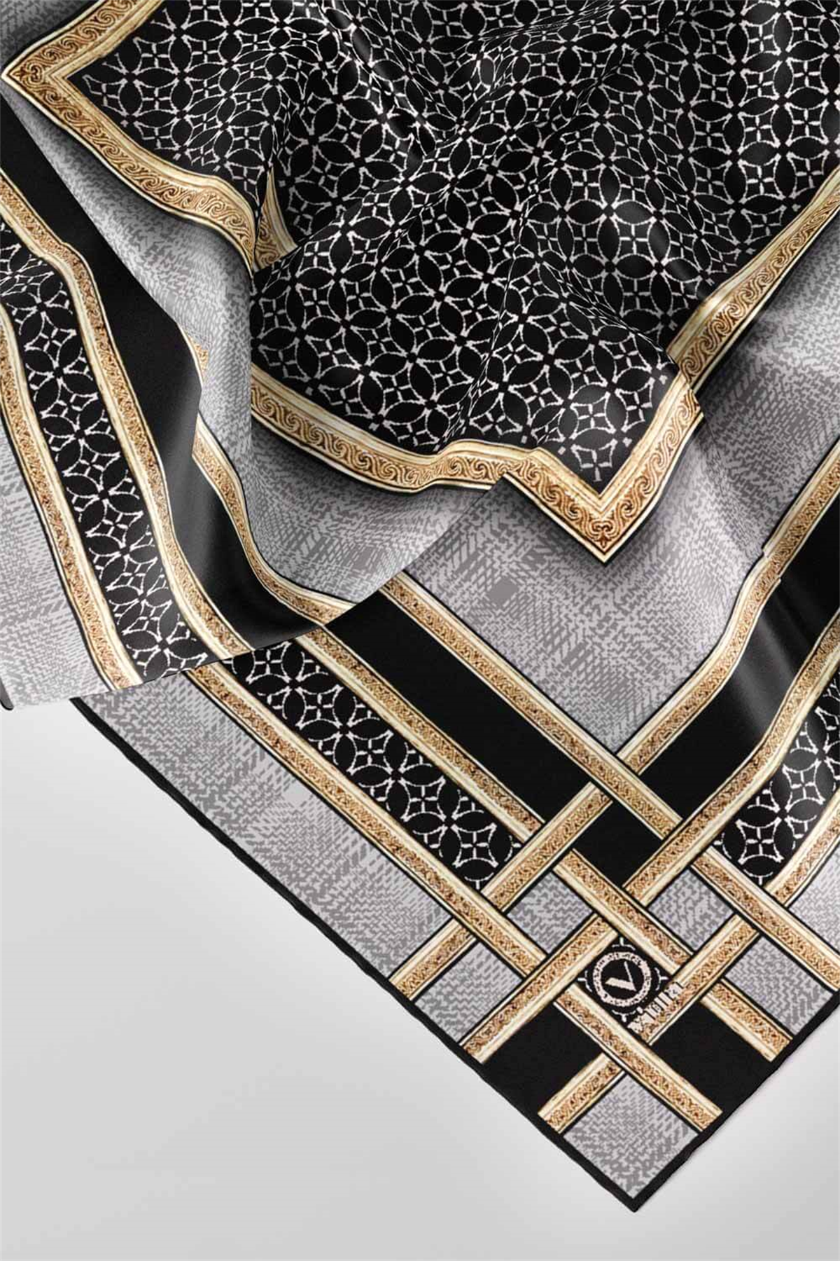 Twill Gold Bordürlü Geometrik Desenli Gri Renkli 90x90 Eşarp (İpek İçermez) Kenar Dikiş Şekli El Dikişli
