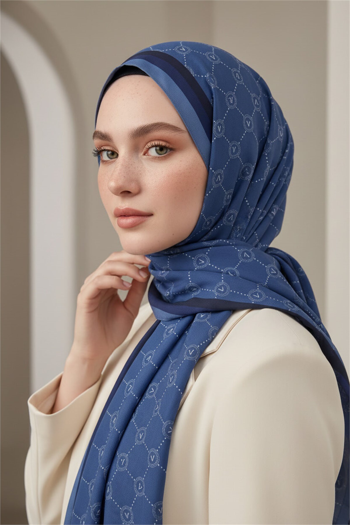 KREP MONOGRAM DESENLİ LACİVERT RENKLİ 75X195 KIRIŞMAZ ŞAL