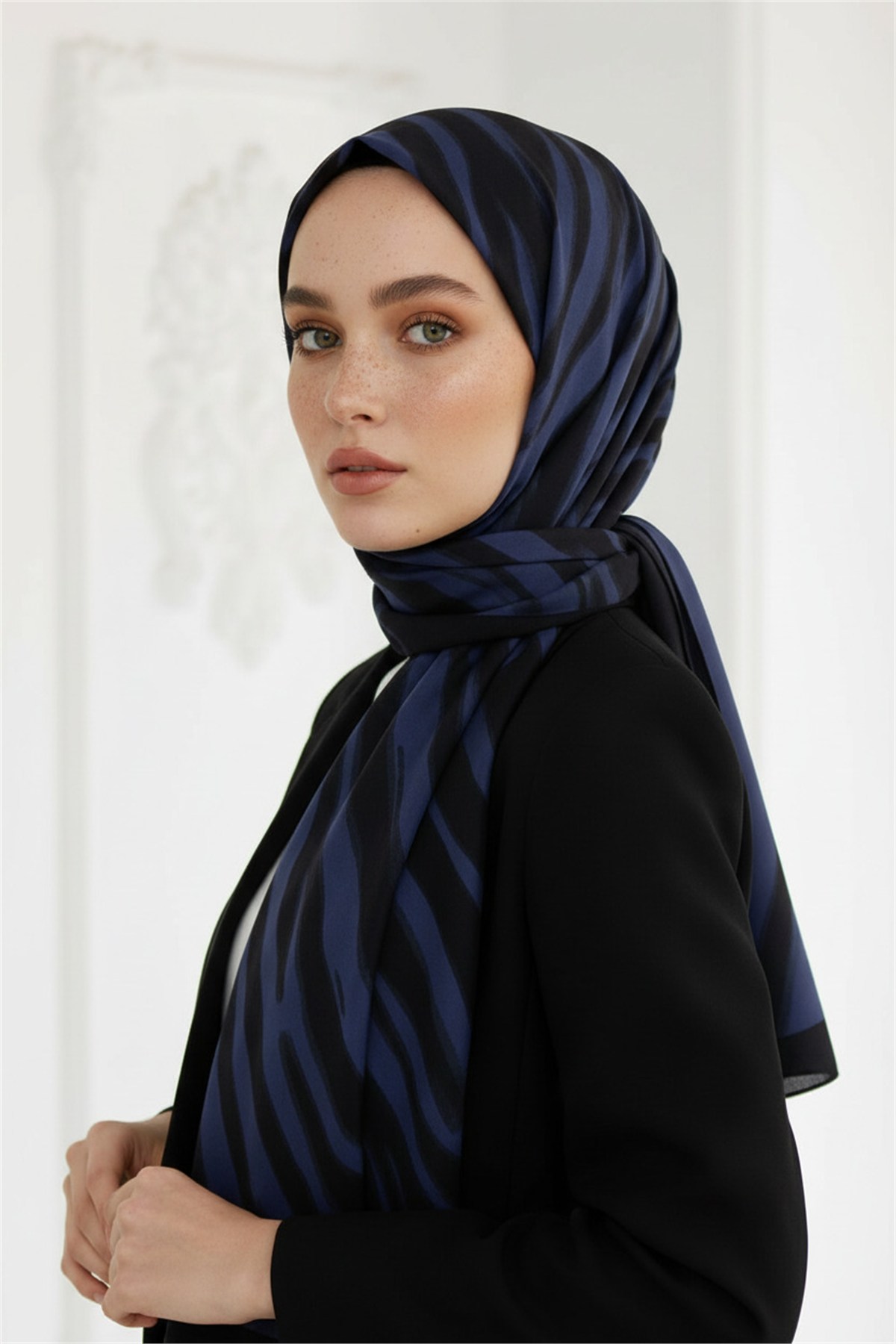 KREP GEOMETRİK DESENLİ İNDİGO RENKLİ 75X195 KIRIŞMAZ ŞAL