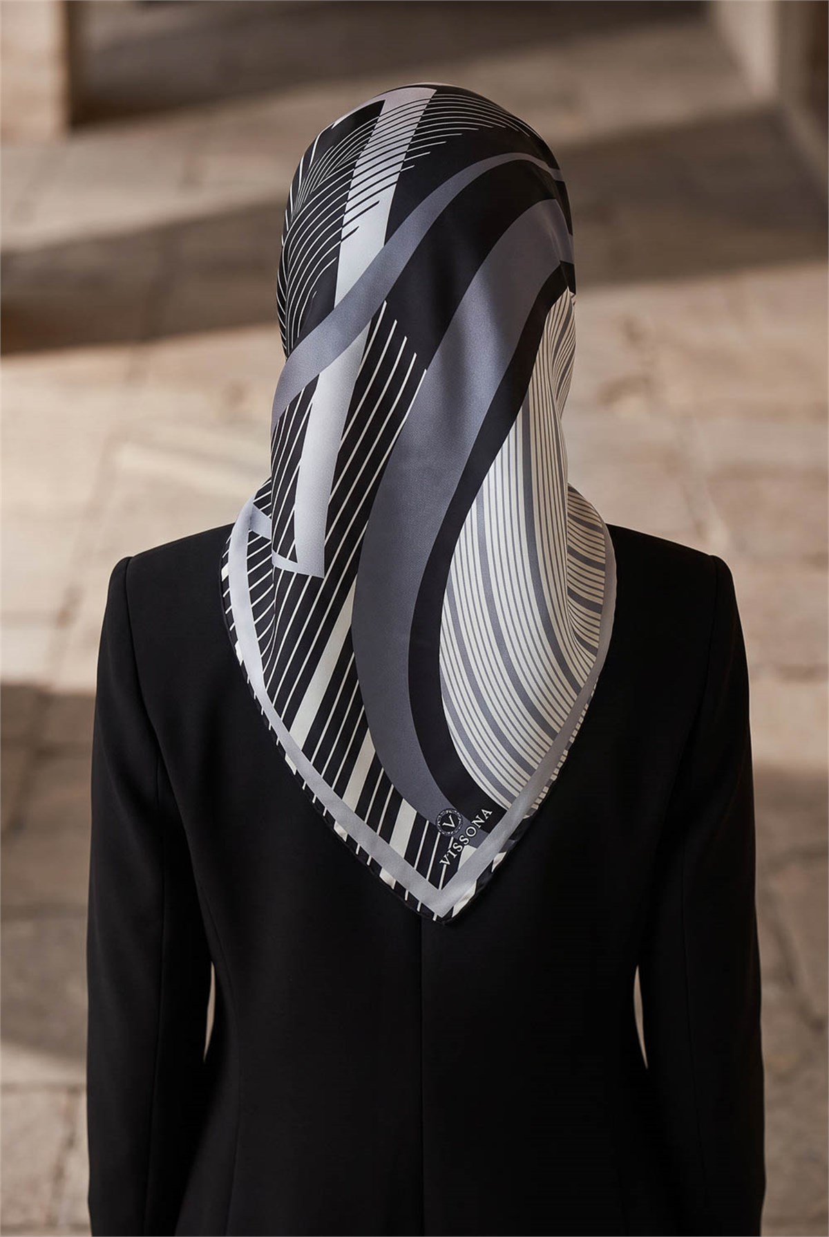 %100 Twill İpek Çizgili Geometrik Desenli Siyah - Füme Renkli 90x90 Eşarp Dikim Şekli : El Dikişi