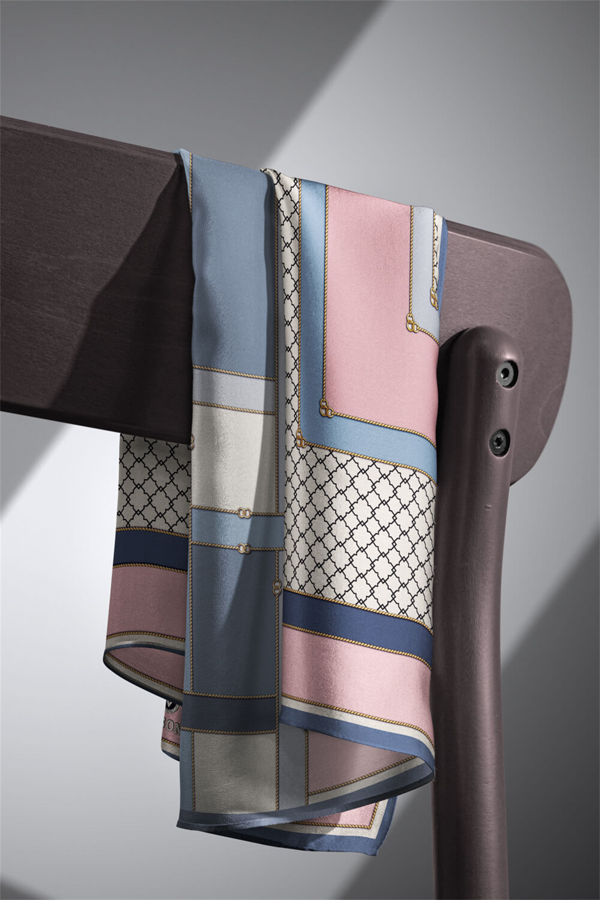 %100 Twill İpek Geometrik Desenli Pudra - Bebe Mavisi Renkli 90x90 Eşarp Dikim Şekli : El Dikişi