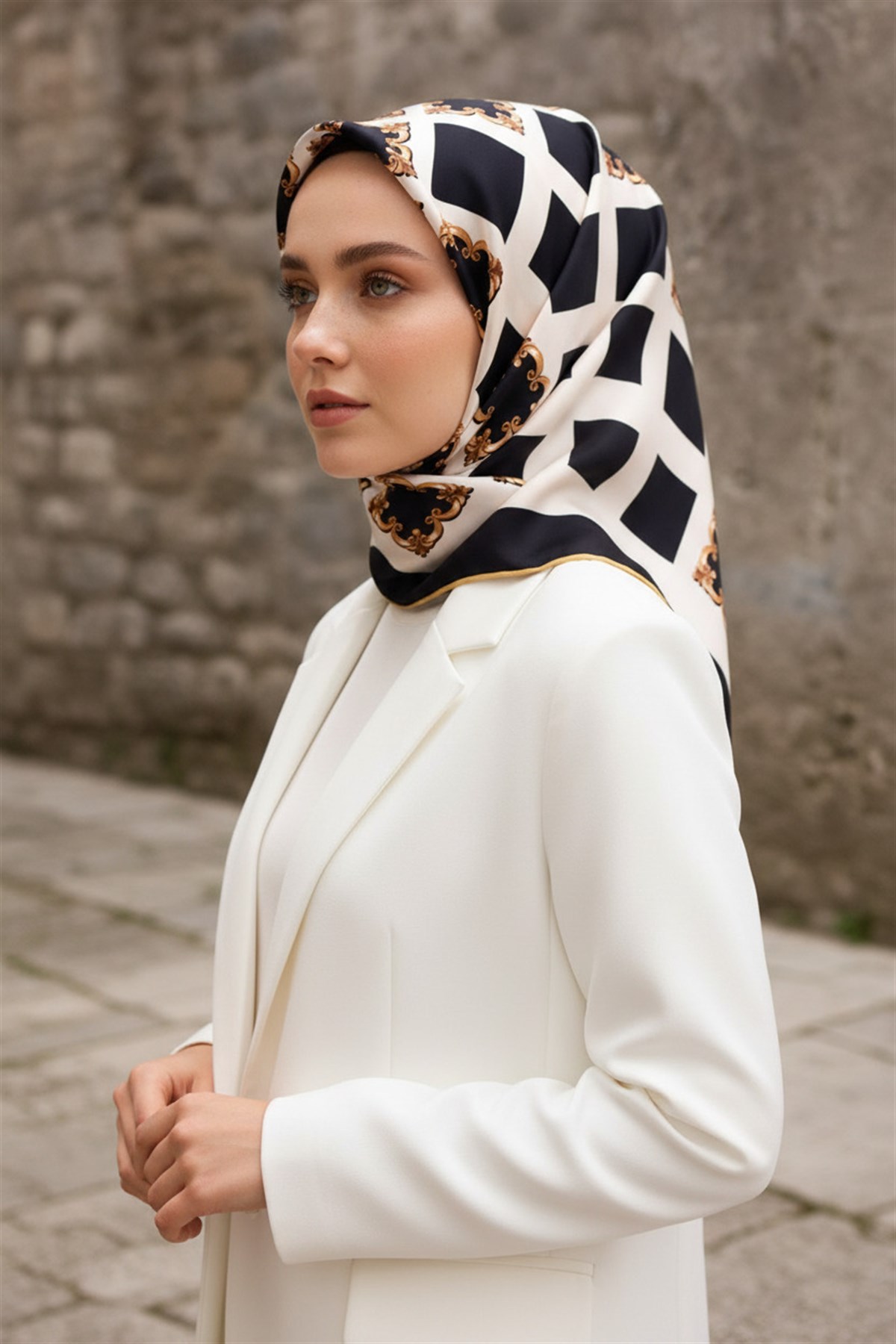 %100 Twill İpek Nostalji  Desen SİYAH / KREM Renkli 90x90 Eşarp Dikim Şekli : El Dikişi