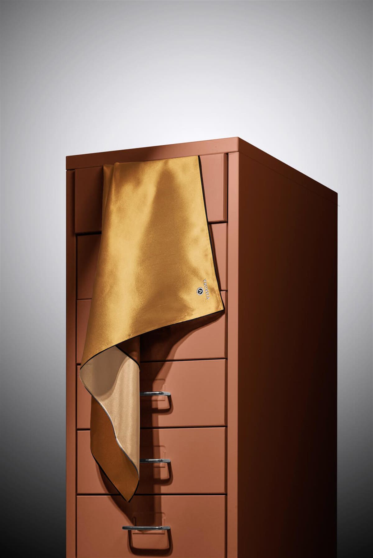 %100 Twill İpek Degrade Desenli Gold Renkli 90x90 Eşarp Dikim Şekli : El Dikişi