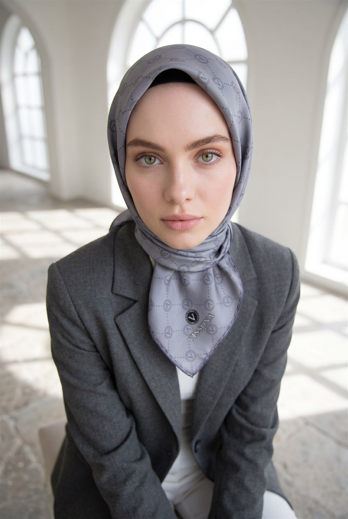 %100 Twill İpek Monogram Desenli Füme Renkli 90x90 Eşarp Dikim Şekli : El Dikişi