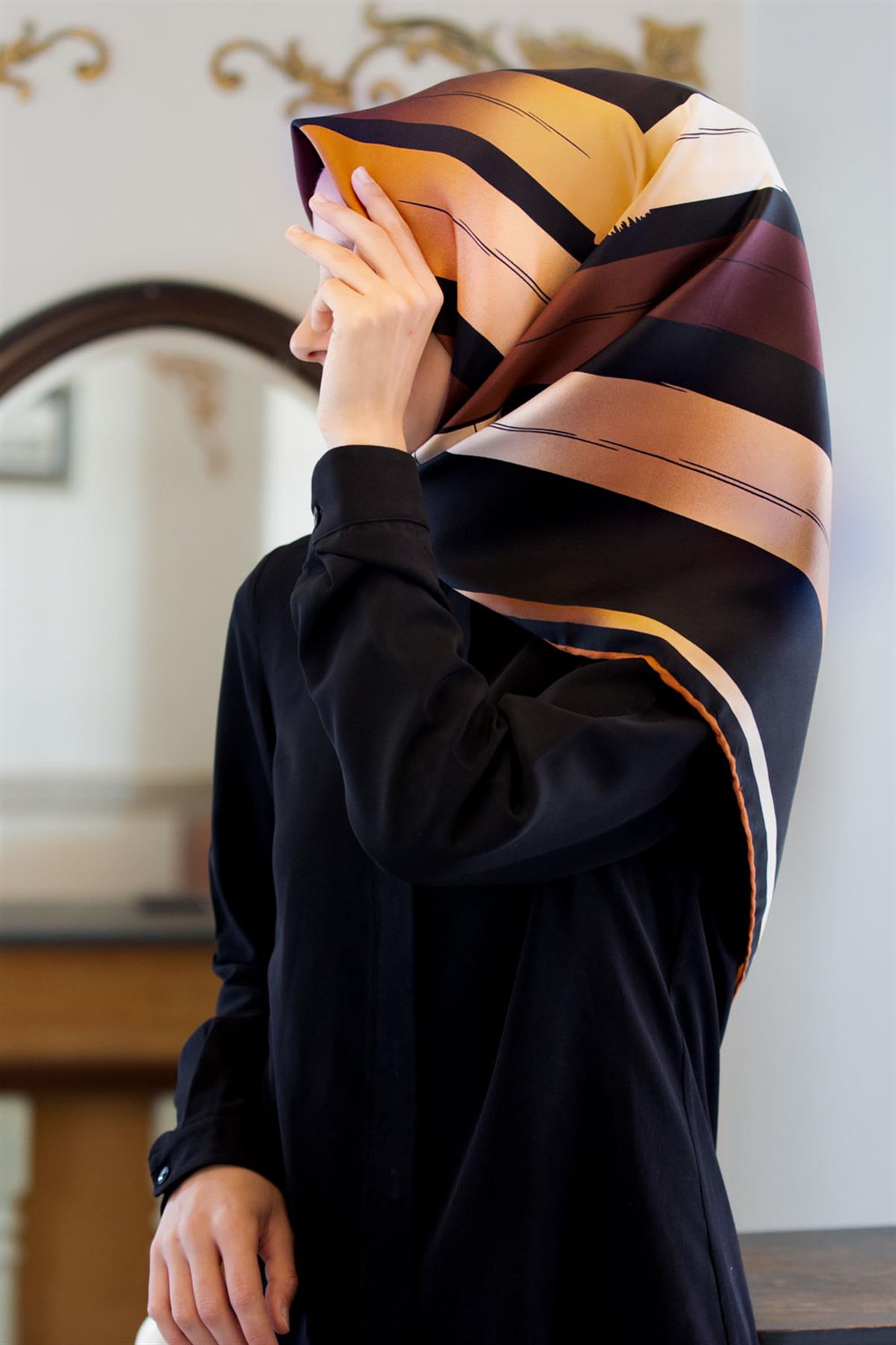 %100 Twill İpek Geometrik Fırça İzi Desenli Siyah - Taba Renkli 90x90 Eşarp Dikim Şekli : El Dikişi