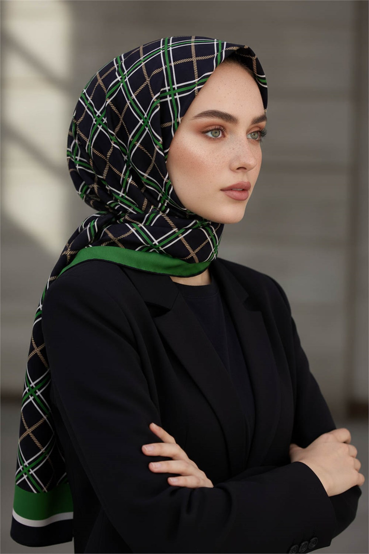 KREP EKOSE DESENLİ SİYAH - ZÜMRÜT YEŞİLİ RENKLİ 75X195 KIRIŞMAZ ŞAL