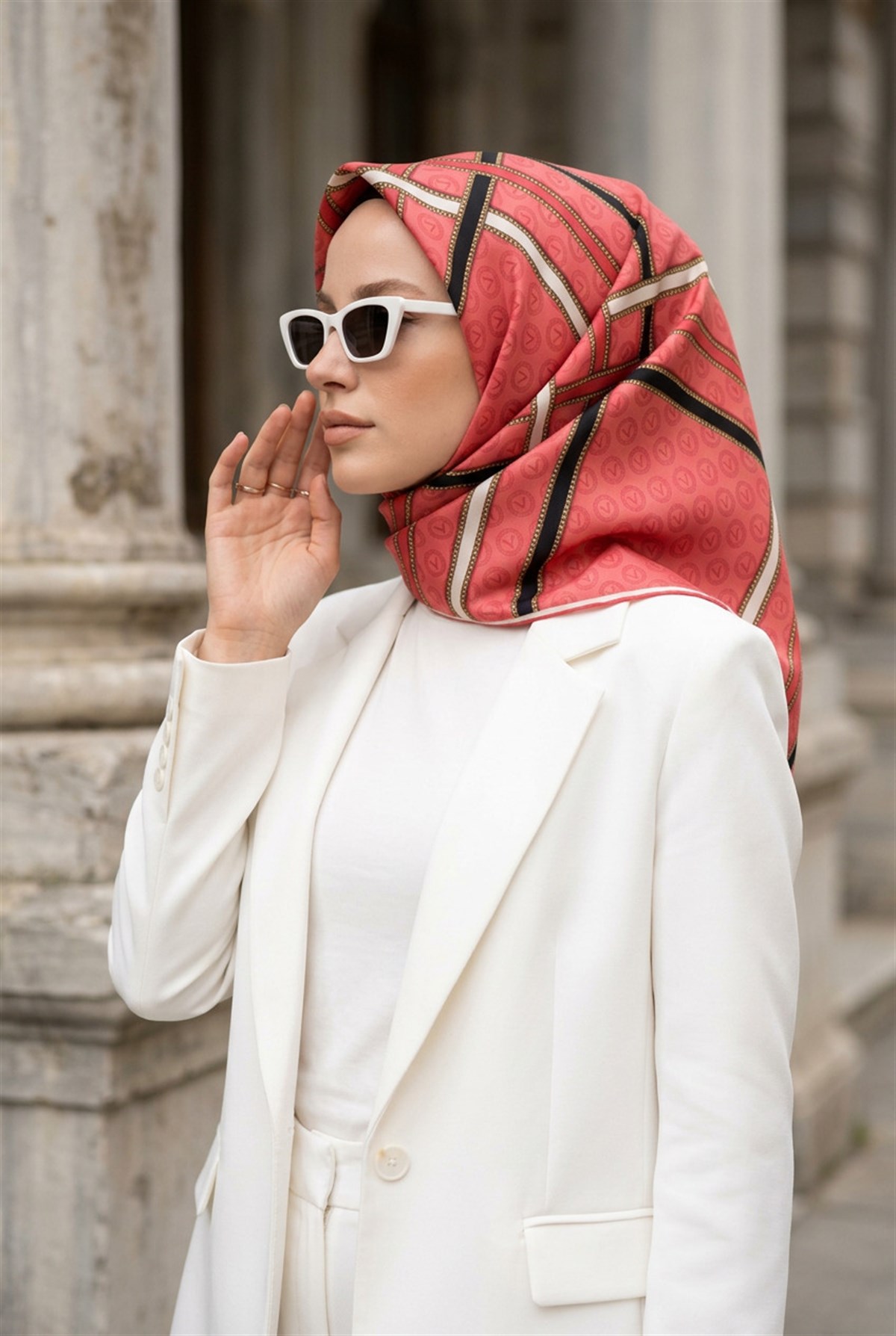 %100 Twill İpek Gold Şeritli Monogram Desenli Nar Çiçeği - Siyah Renkli 90x90 Eşarp Dikim Şekli : El Dikişi