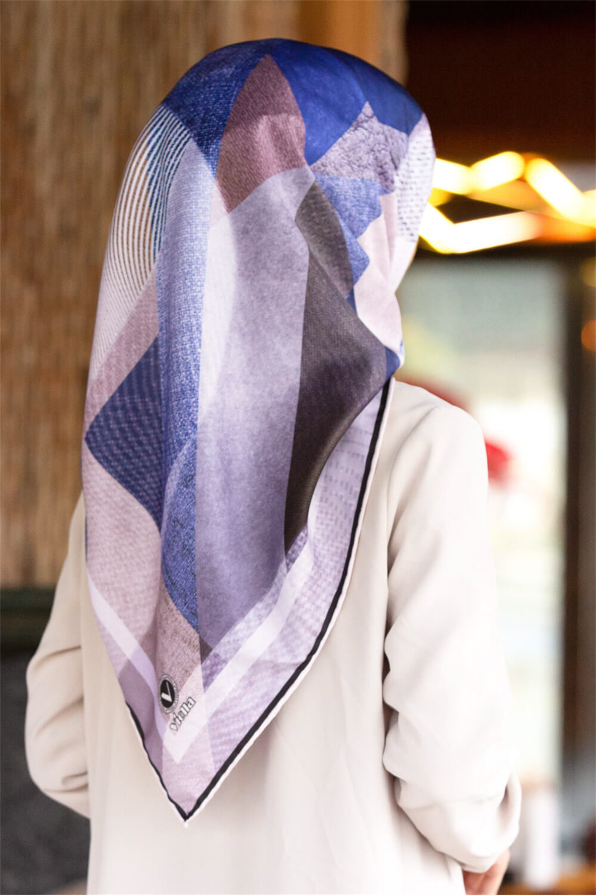 Twill Dokulu Ve Geometrik Desenli Lacivert Renkli 90x90 Eşarp (İpek İçermez) Kenar Dikiş Şekli El Dikişli