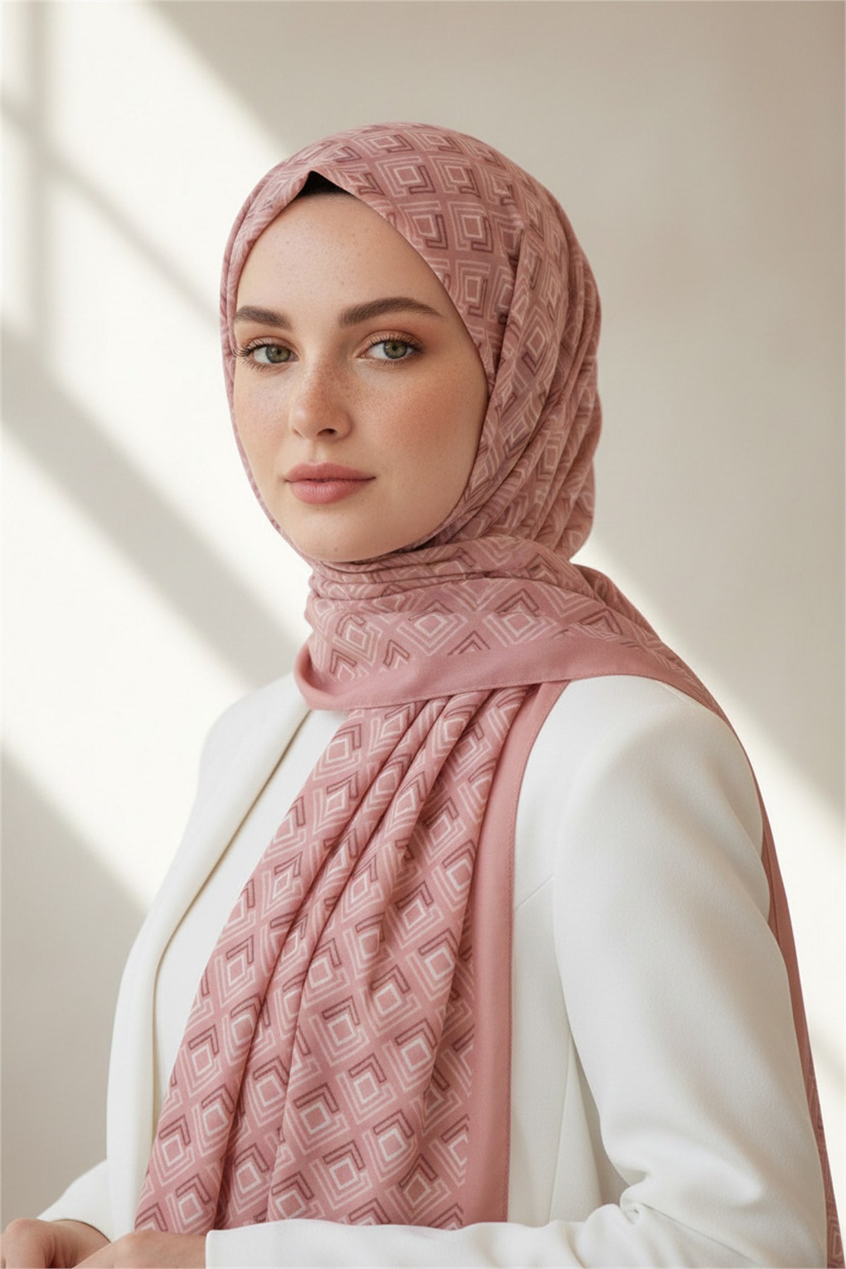 KREP MİNİ MOTİF DESENLİ PUDRA RENKLİ 75X195 KIRIŞMAZ ŞAL