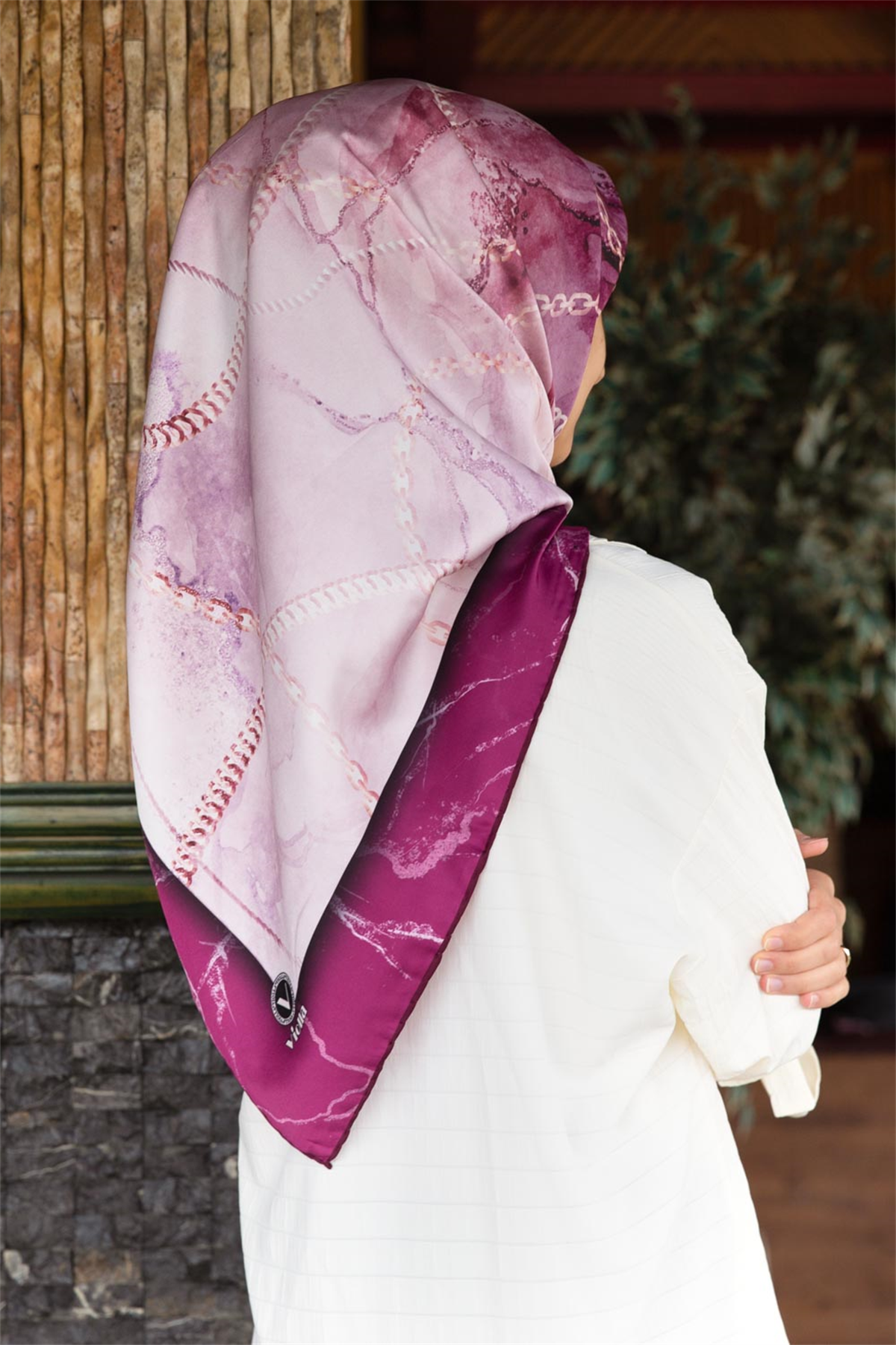 Twill Mermer ve Zincir Desenli Mürdüm Renkli 90x90 Eşarp (İpek İçermez) Kenar Dikiş Şekli El Dikişli