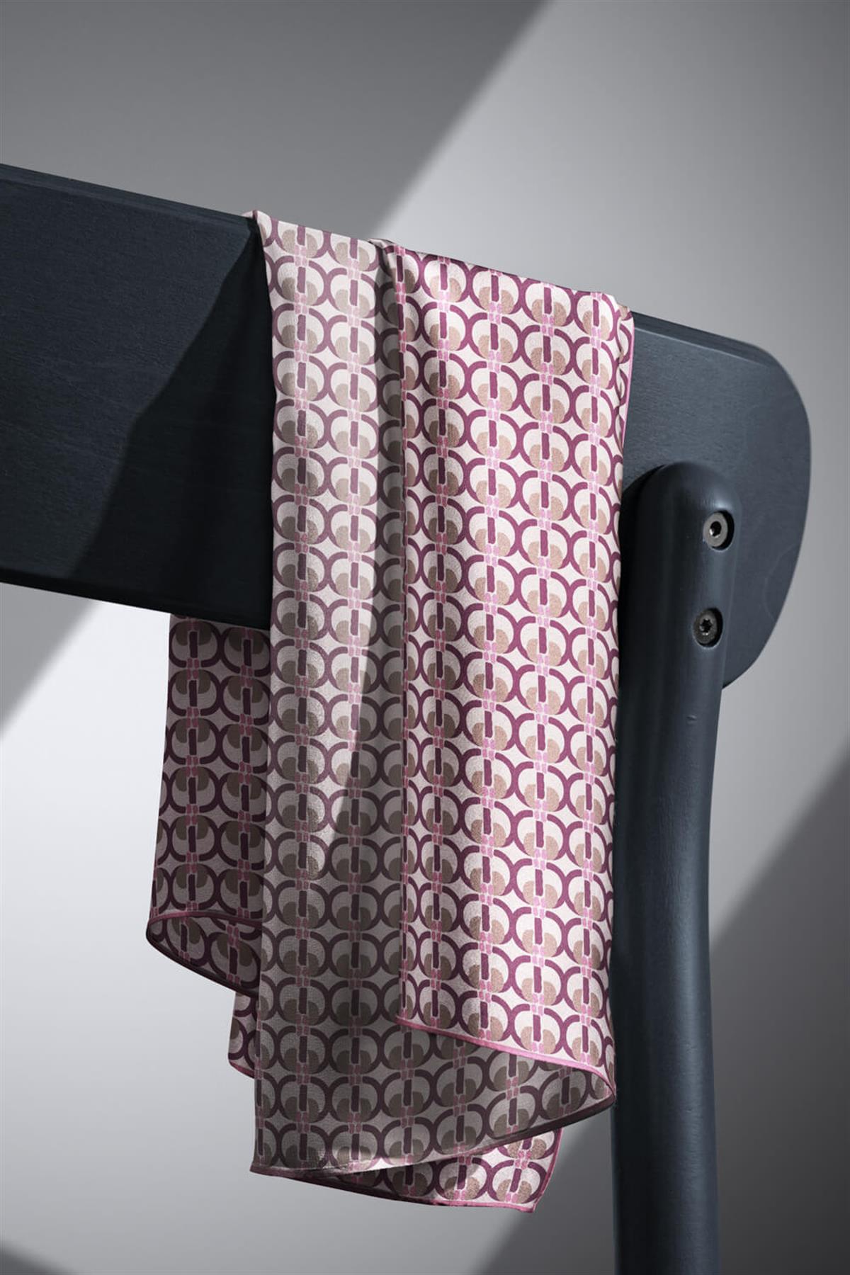 %100 Twill İpek Geometrik Desenli Pudra Renkli 90x90 Eşarp Dikim Şekli : El Dikişi