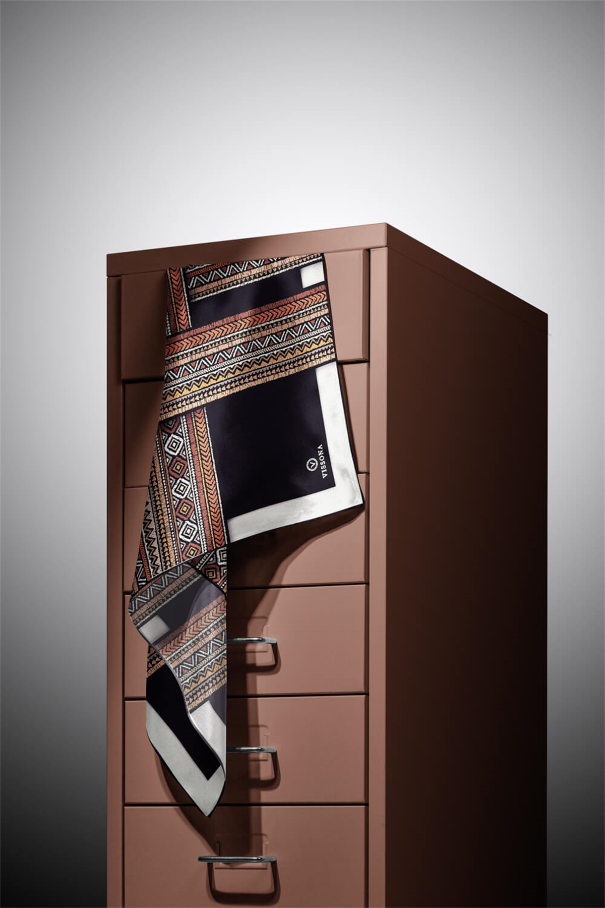 % 57 İPEK % 43 VİSKON Twill İpek Etnik Desenli Siyah - Taba Renkli 90x90 Eşarp Dikim Şekli : El Dikişi