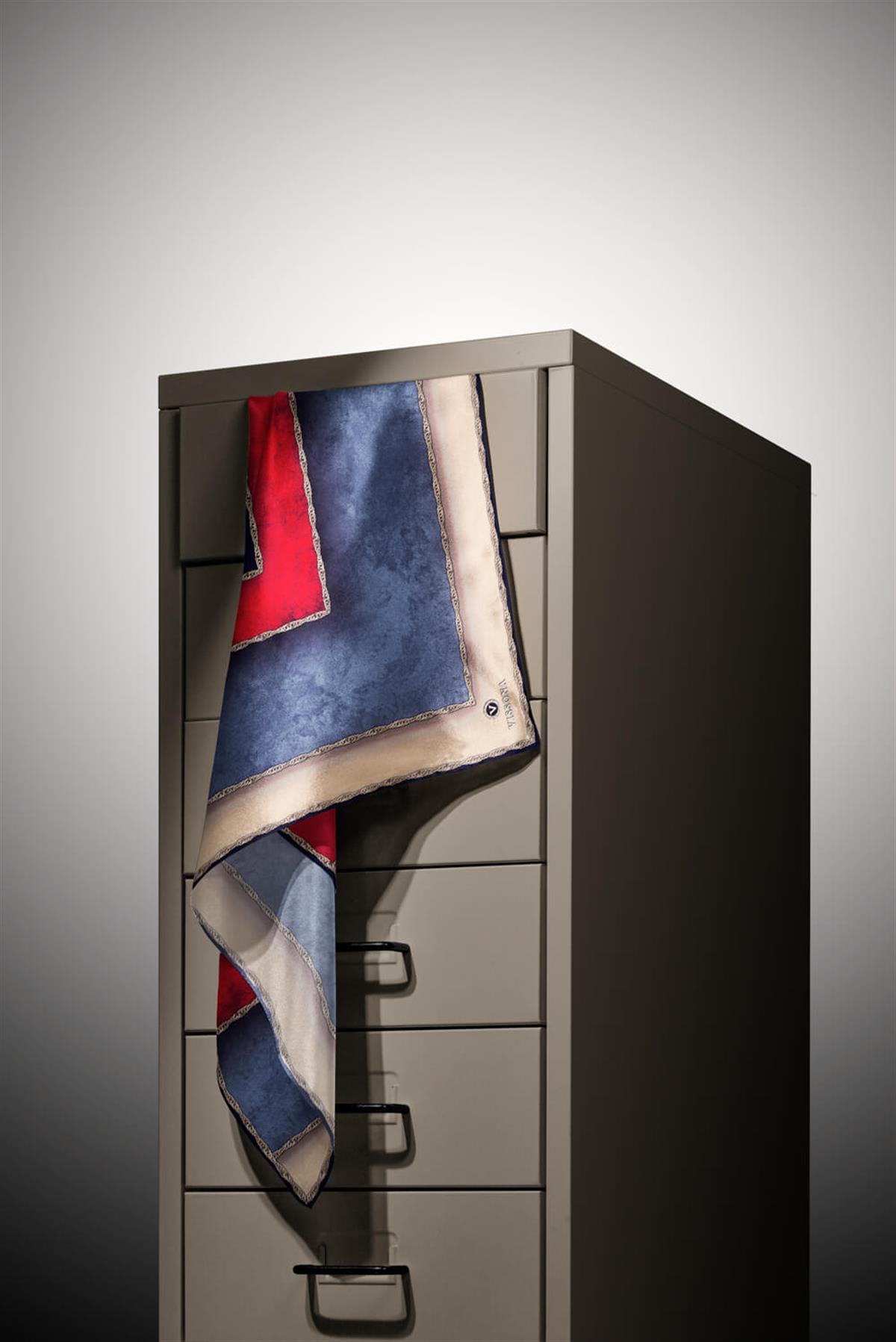 %100 Twill İpek Dokulu Geometrik Desenli Bordo - İndigo Renkli 90x90 Eşarp Dikim Şekli : El Dikişi