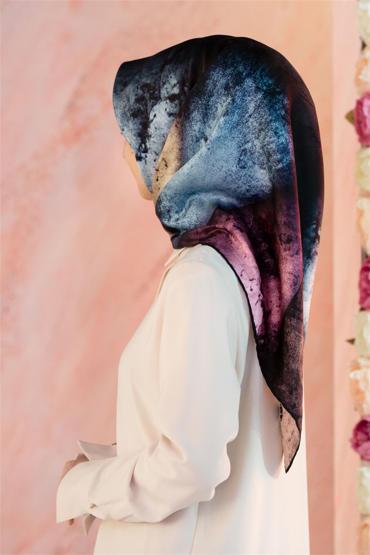 % 57 İPEK % 43 VİSKON Twill İpek Dokulu Ve Geometrik Desenli Mint Yeşili - Lila Renkli 90x90 Eşarp Dikim Şekli : El Dikişi