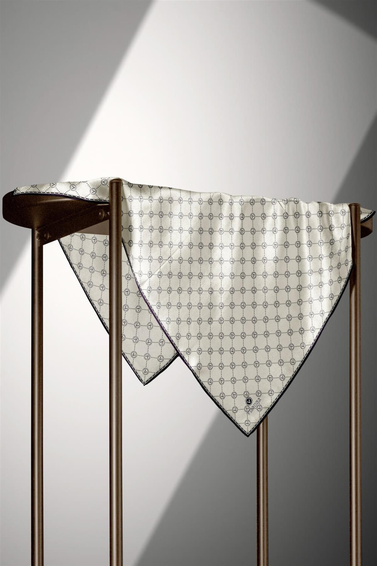 %100 Twill İpek Monogram Desenli Krem - Siyah Renkli 90x90 Eşarp Dikim Şekli : El Dikişi