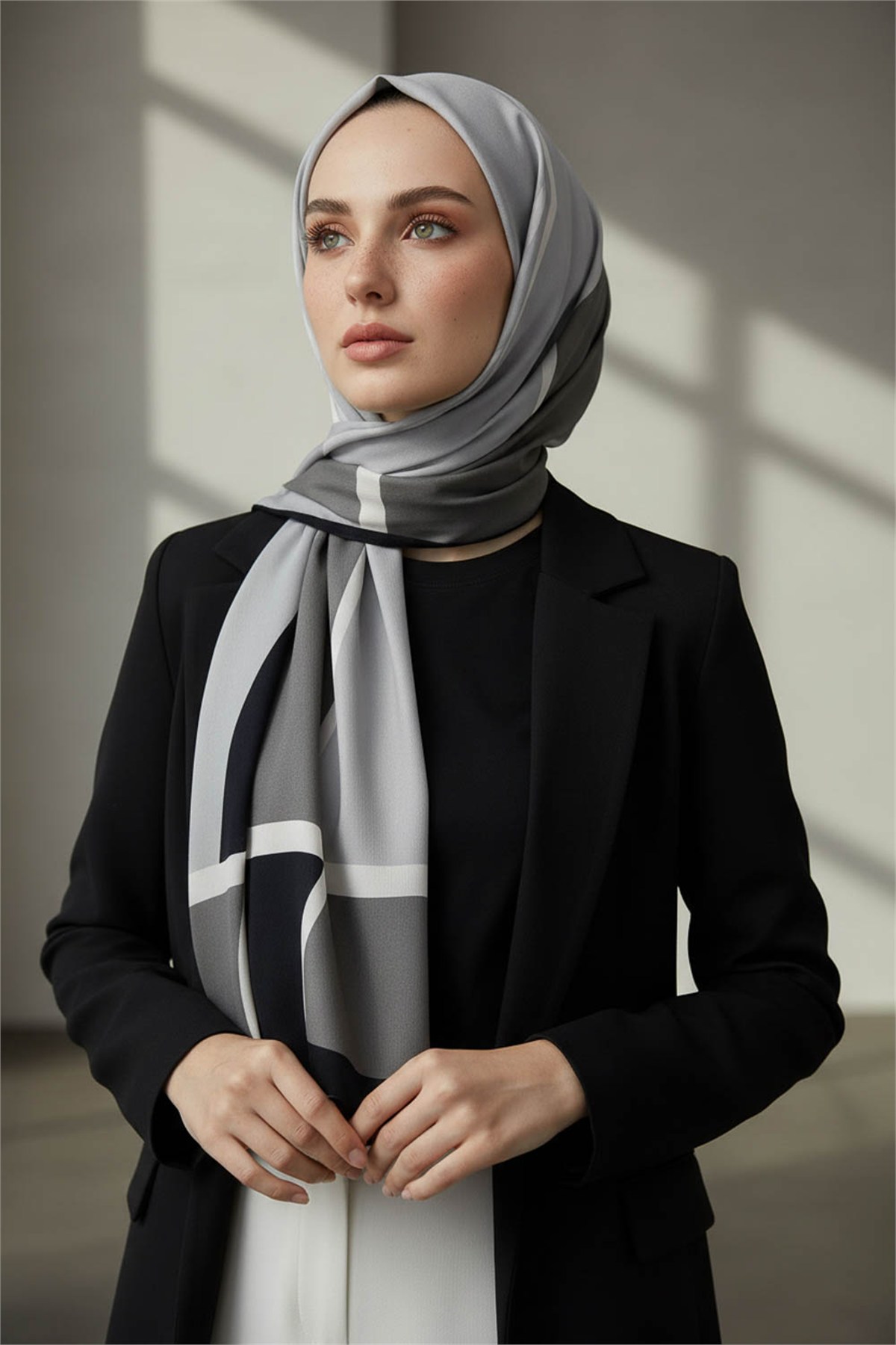 KREP GEOMETRIK DESENLİ GRİ RENKLİ 75X195 KIRIŞMAZ ŞAL